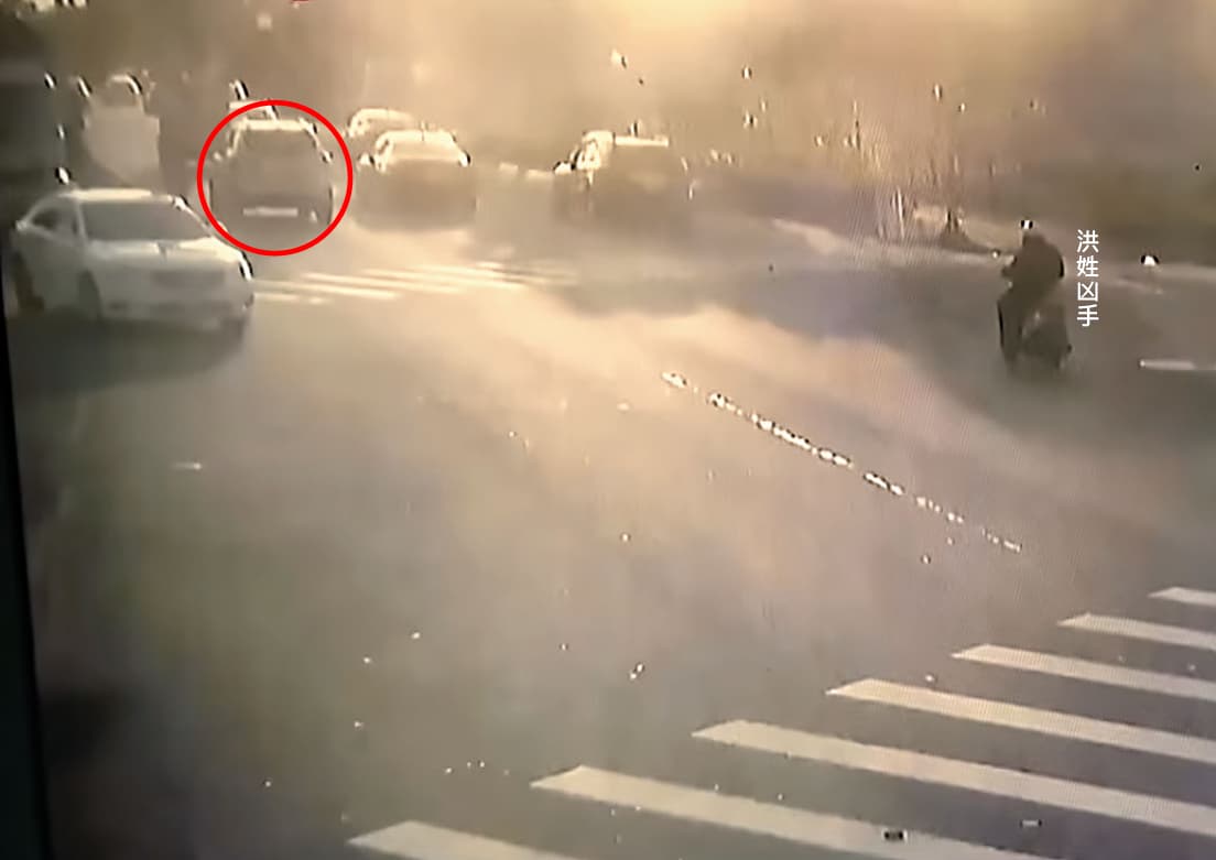 洪姓凶手騎機車尾隨死者的休旅車(紅圈處),伺機犯案。(翻攝東森新聞)