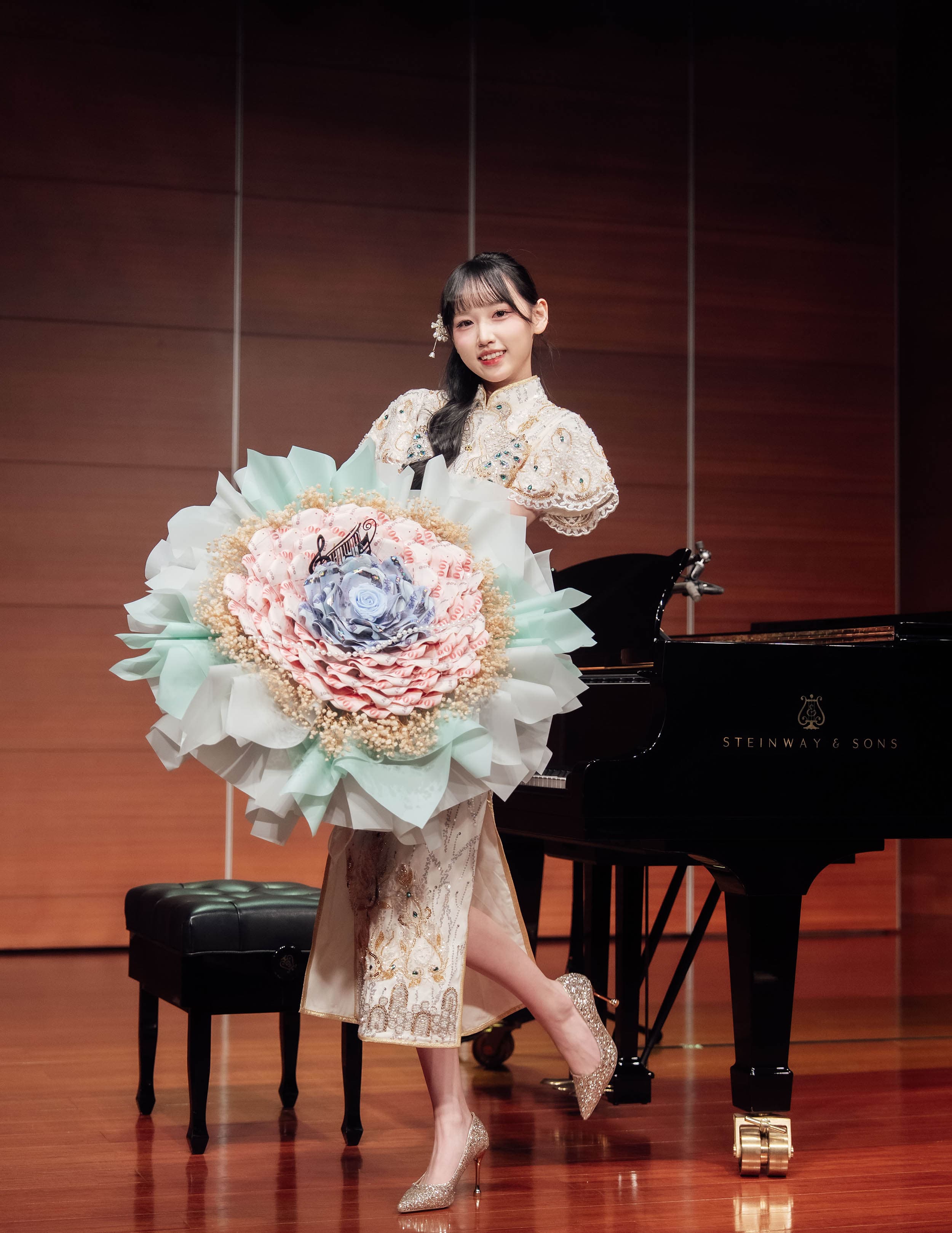 媽媽特別準備「有錢花」驚喜禮物送給伊品。(好言娛樂提供)
