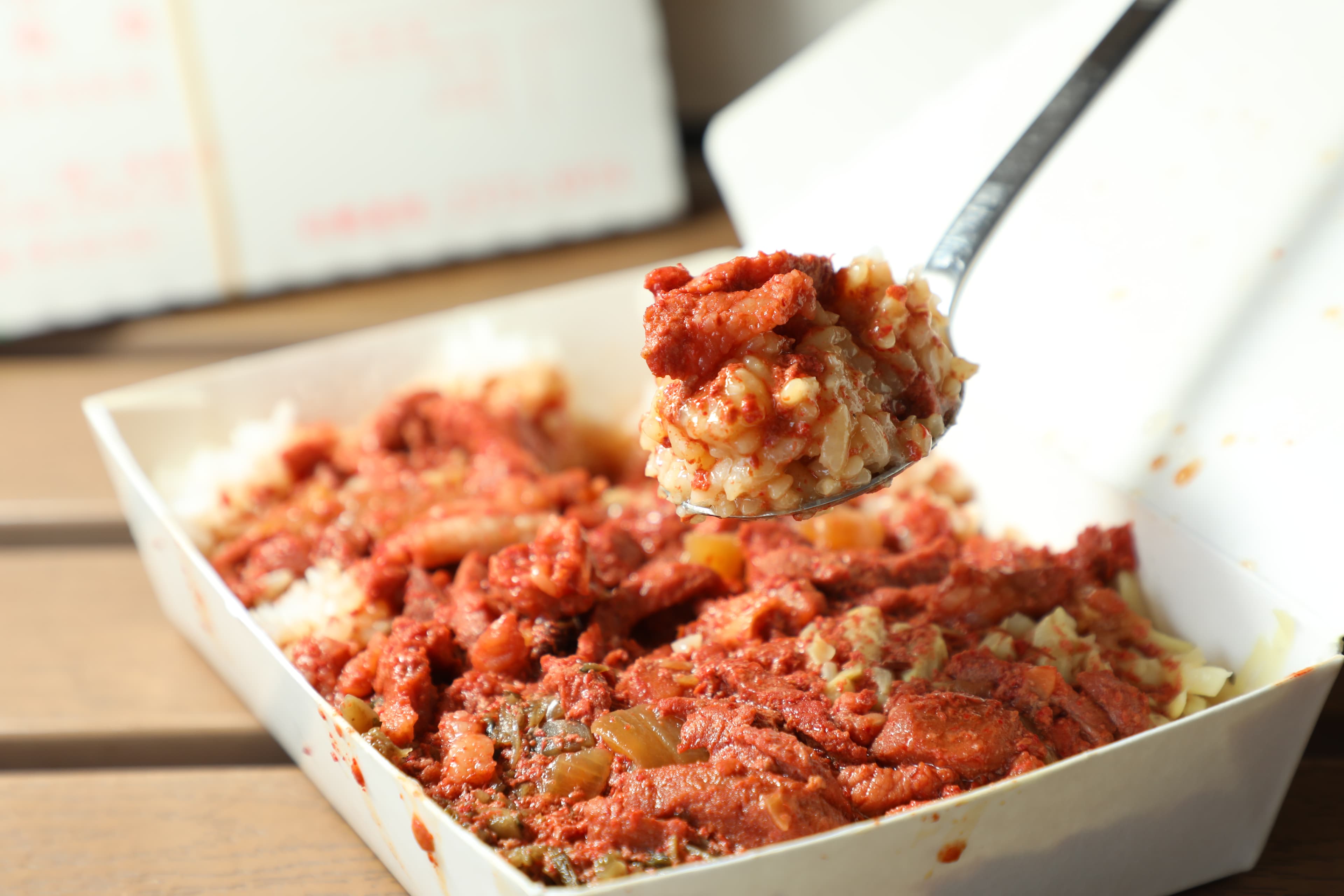「紅糟肉飯」不像一般用酥炸的，改用燴飯的做法，肉條的紅糟香氣很濃。（120元／份）