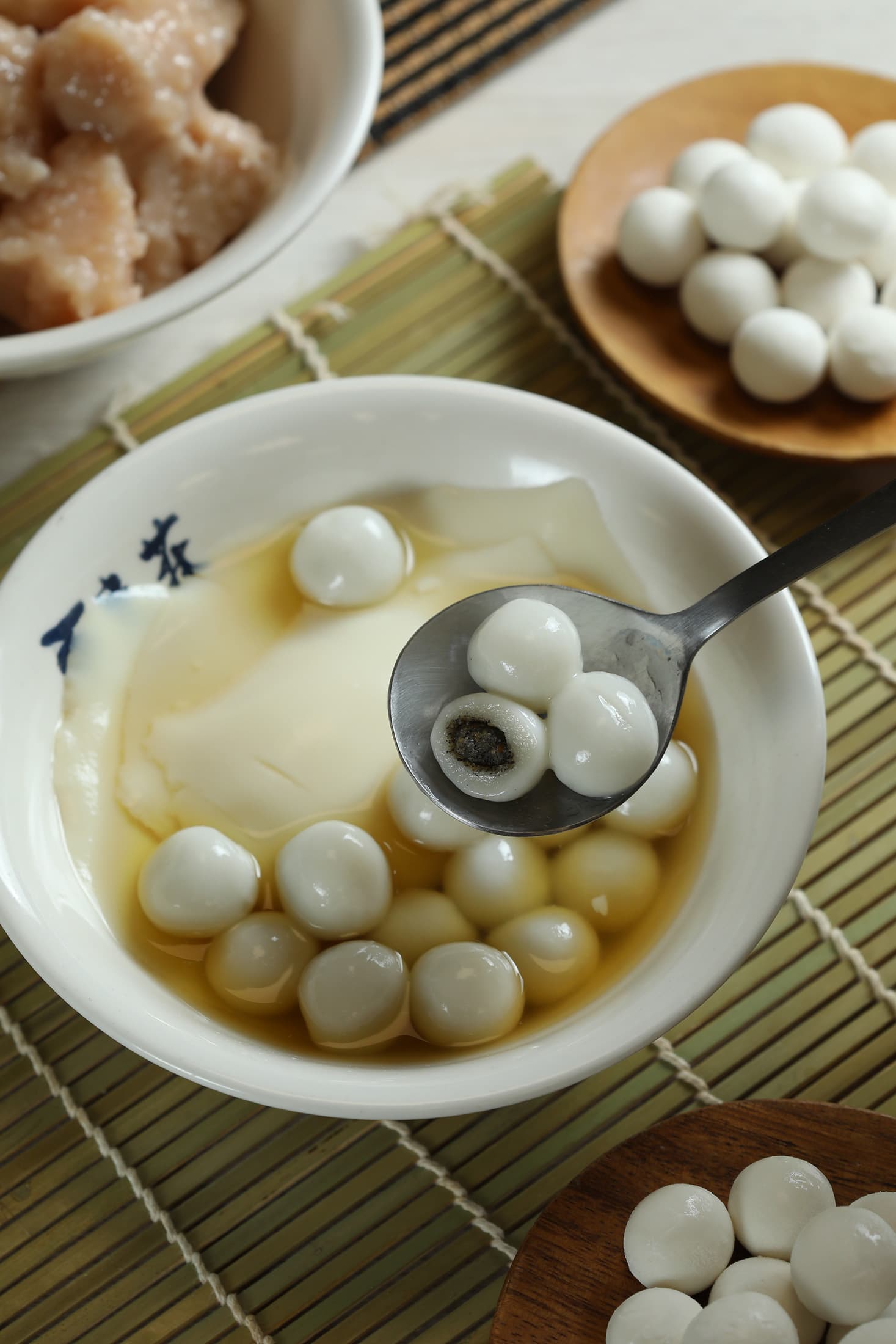 豆花莊在元宵節最熱賣的「黑心白玉豆花」,兼顧想吃包餡湯圓又怕大顆容易吃飽吃膩的複雜心情。(65元/份)