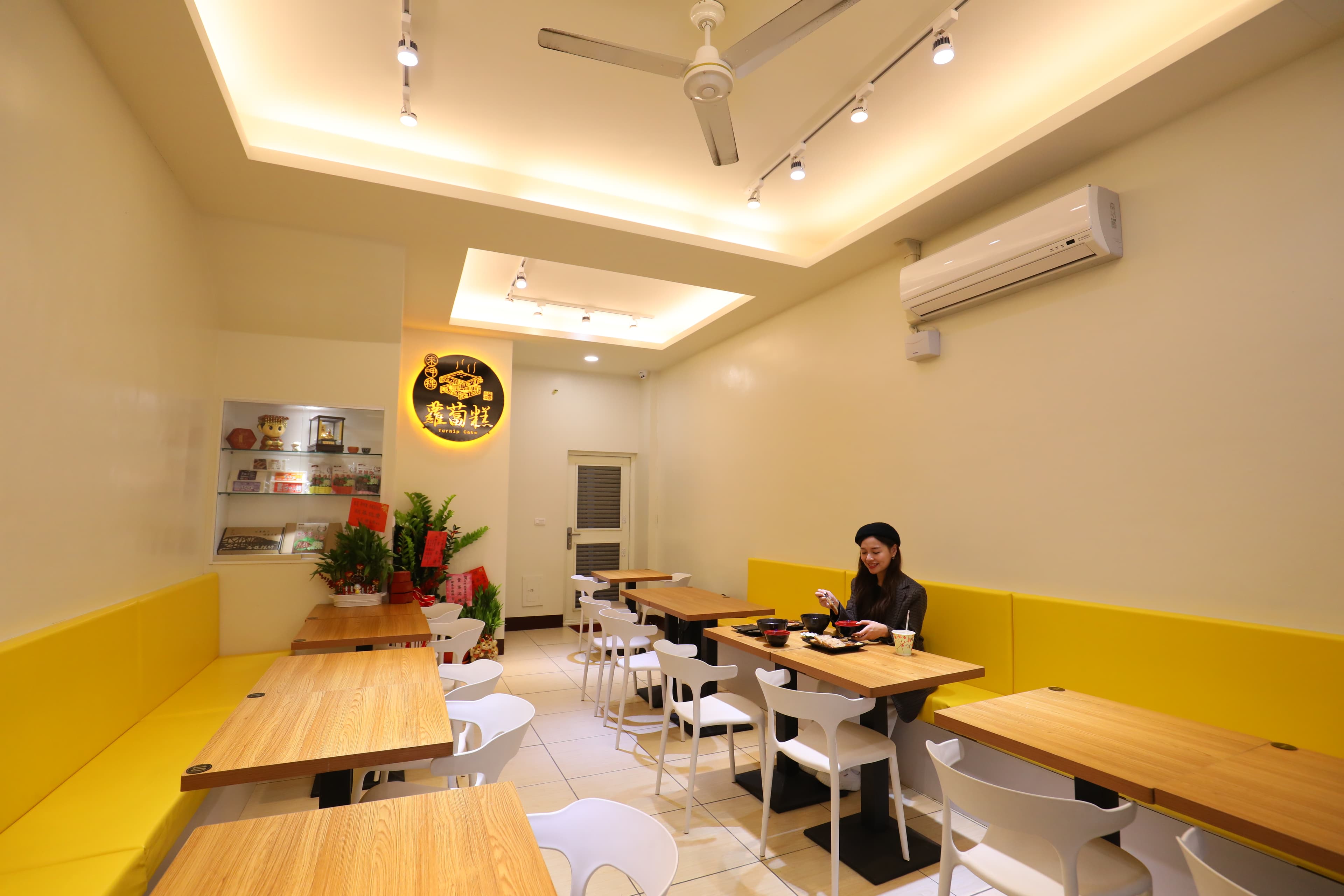 早午餐店能吃到老闆煎到完美恰恰的蘿蔔糕，沾上獨門醬汁更銷魂。