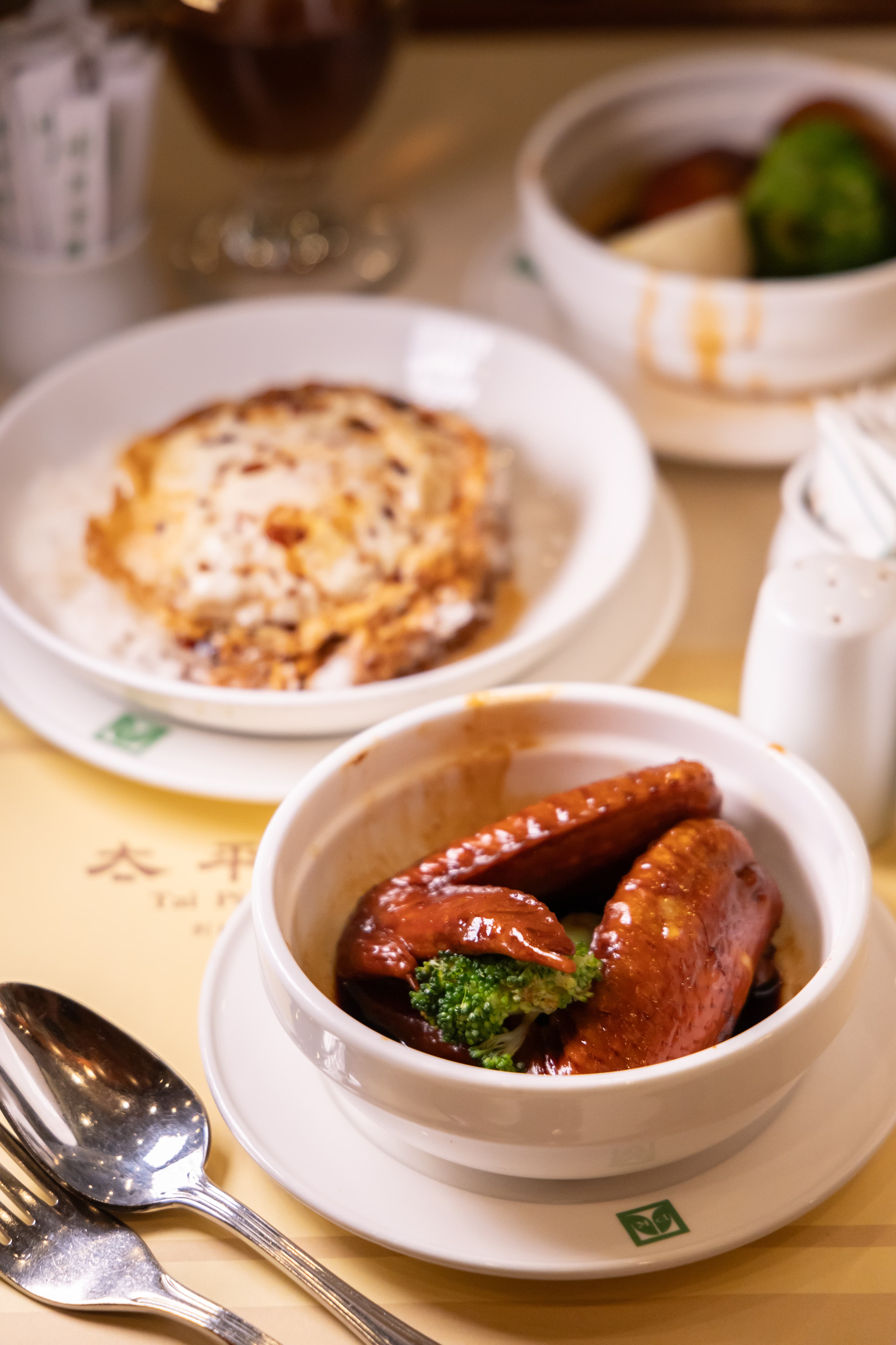 下午茶餐的「太平館瑞士雞翼」，包含2隻雞翼和煎蛋飯。（港幣78元／份，NT$320）