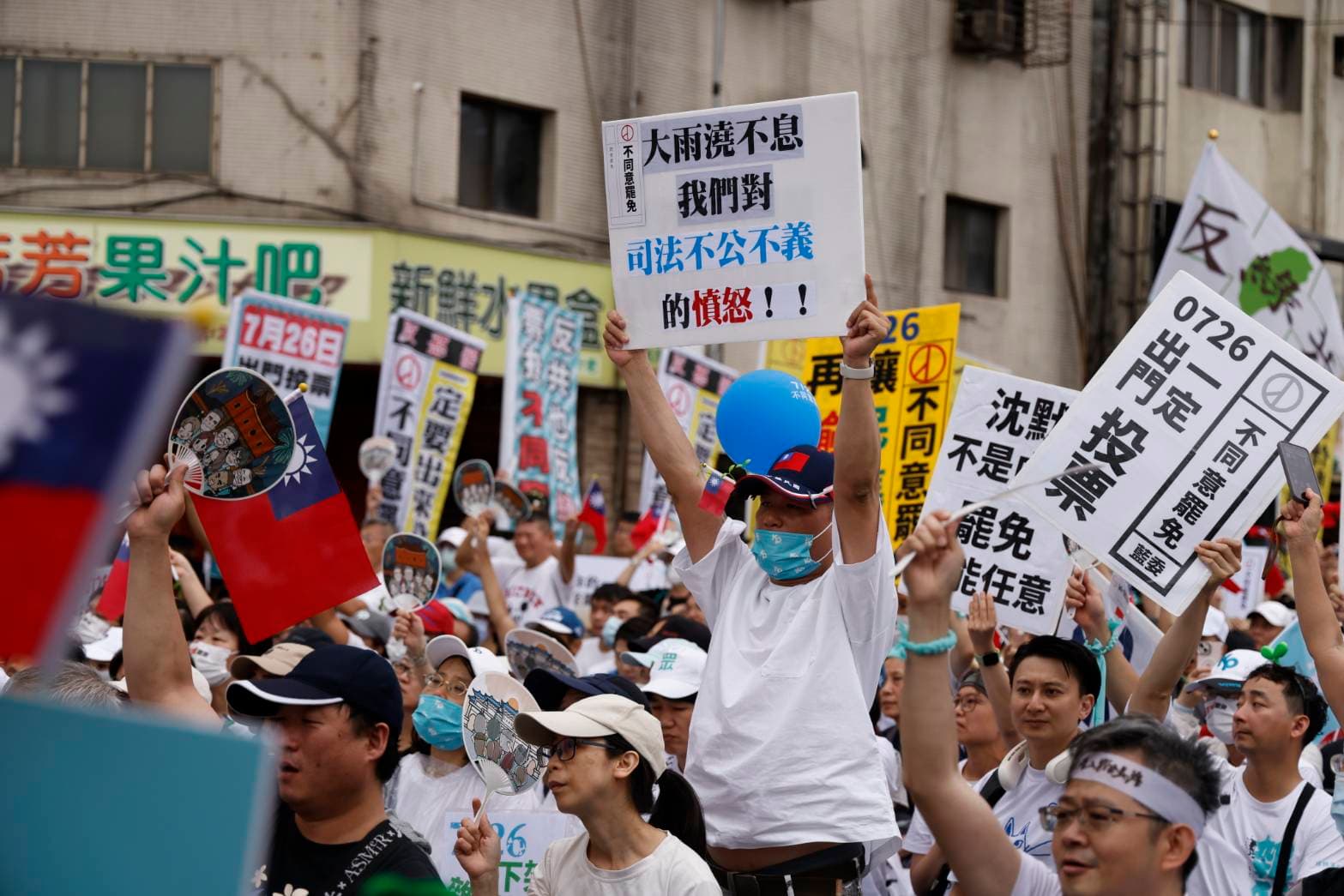民眾黨今日於民進黨中央黨部前辦造勢活動，活動結束後竟有民眾在民進黨中央門口招牌砸雞蛋。