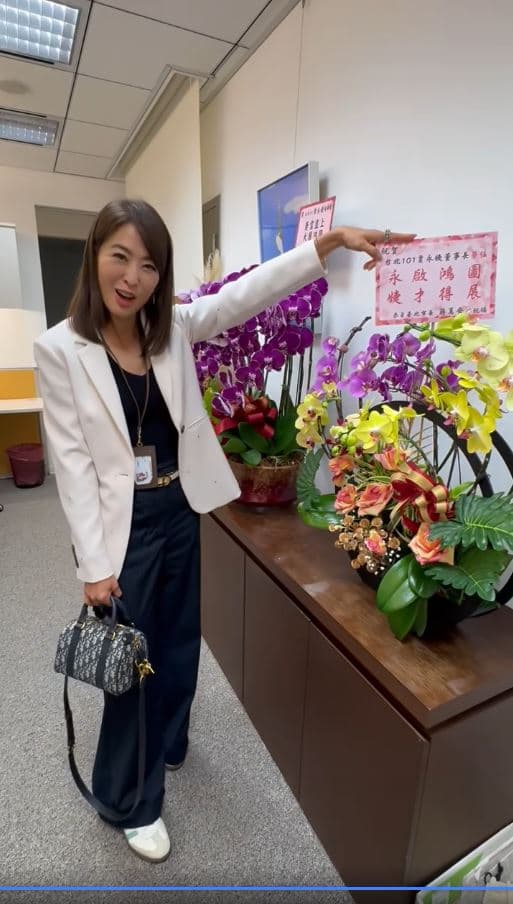 蔣萬安也送上花籃,賈永婕笑稱跨年時要一起當俊男美女組。(番社賈永婕臉書)