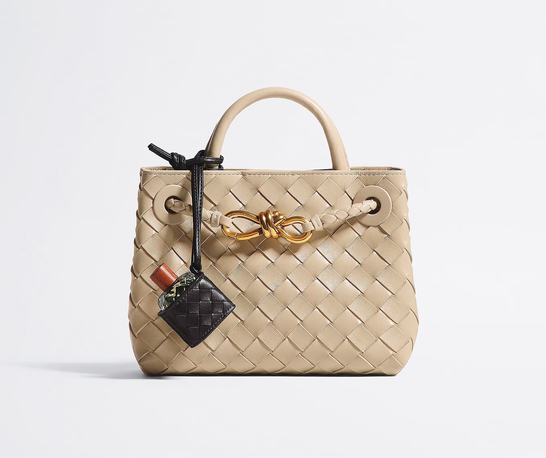 編織皮革香水保護套(適用於50ml)。NT$15,800。(BOTTEGA VENETA提供)