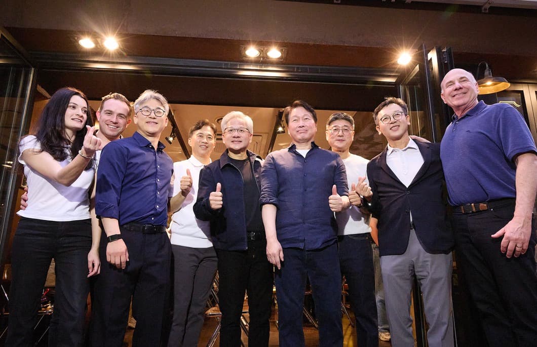 黃敏珊(左起)及Nico Caprez,黃仁勳(左五)與崔泰源(右四)等人合影留念。(翻攝SK Telecom Newsroom)