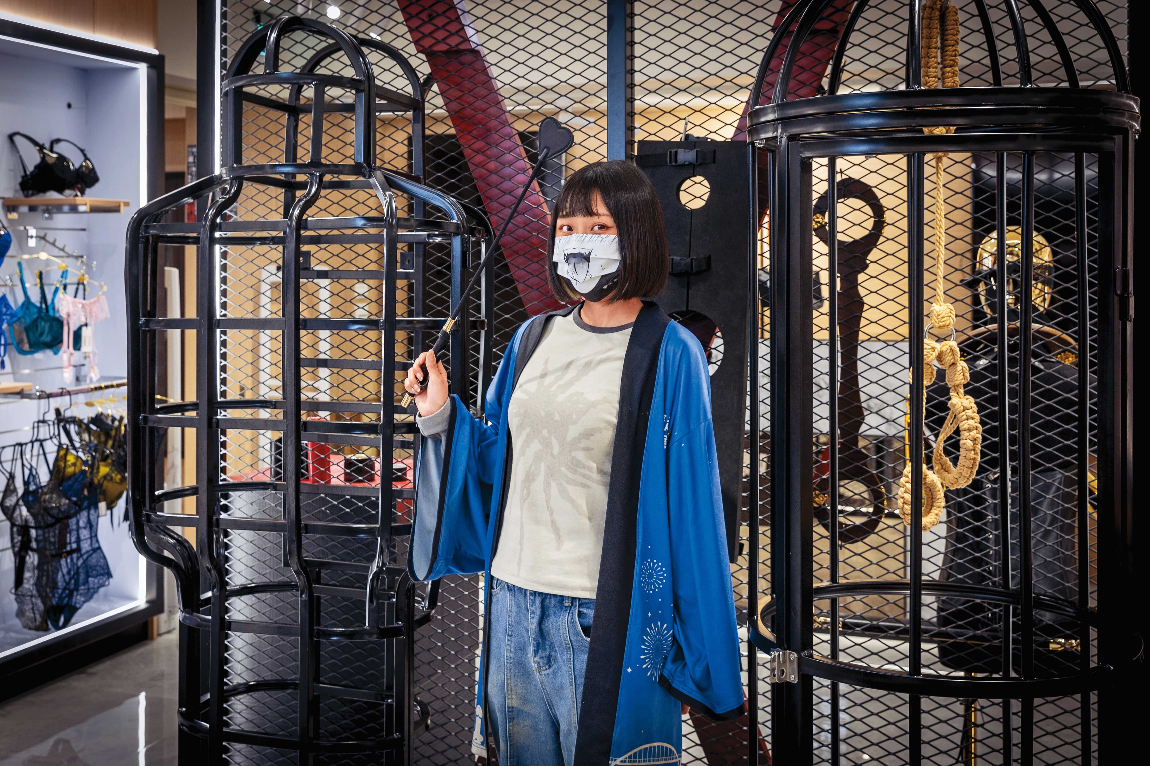 陳彥竹戴的口罩是她以「阿嘿顏」概念所設計的贈品。阿嘿顏為日本情色用語,意指動漫人物性高潮表情。