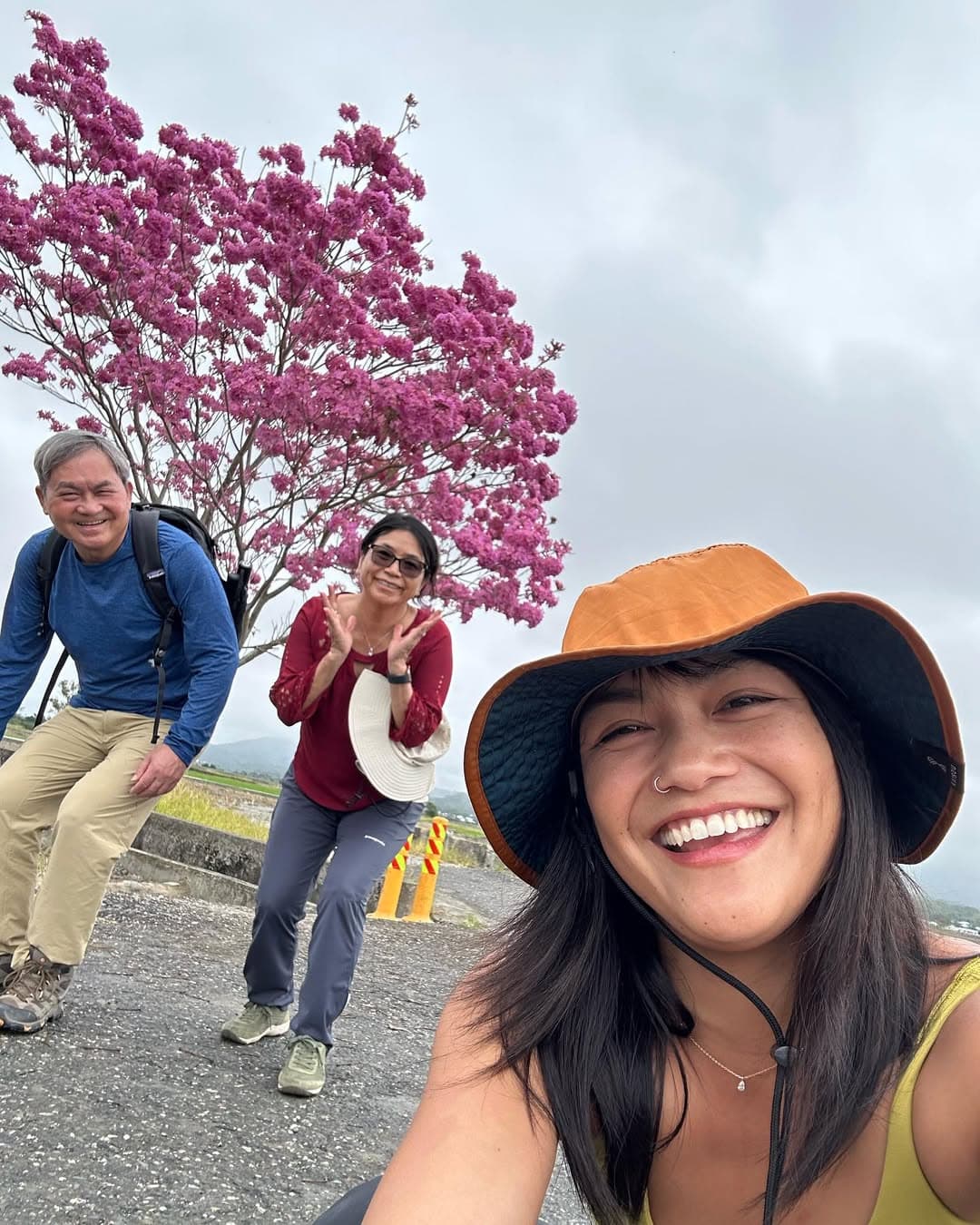 Karen曾在2023年與父母回到台灣旅遊，3人俏皮與櫻花樹拍照。（翻攝IG／＠karenschuang）