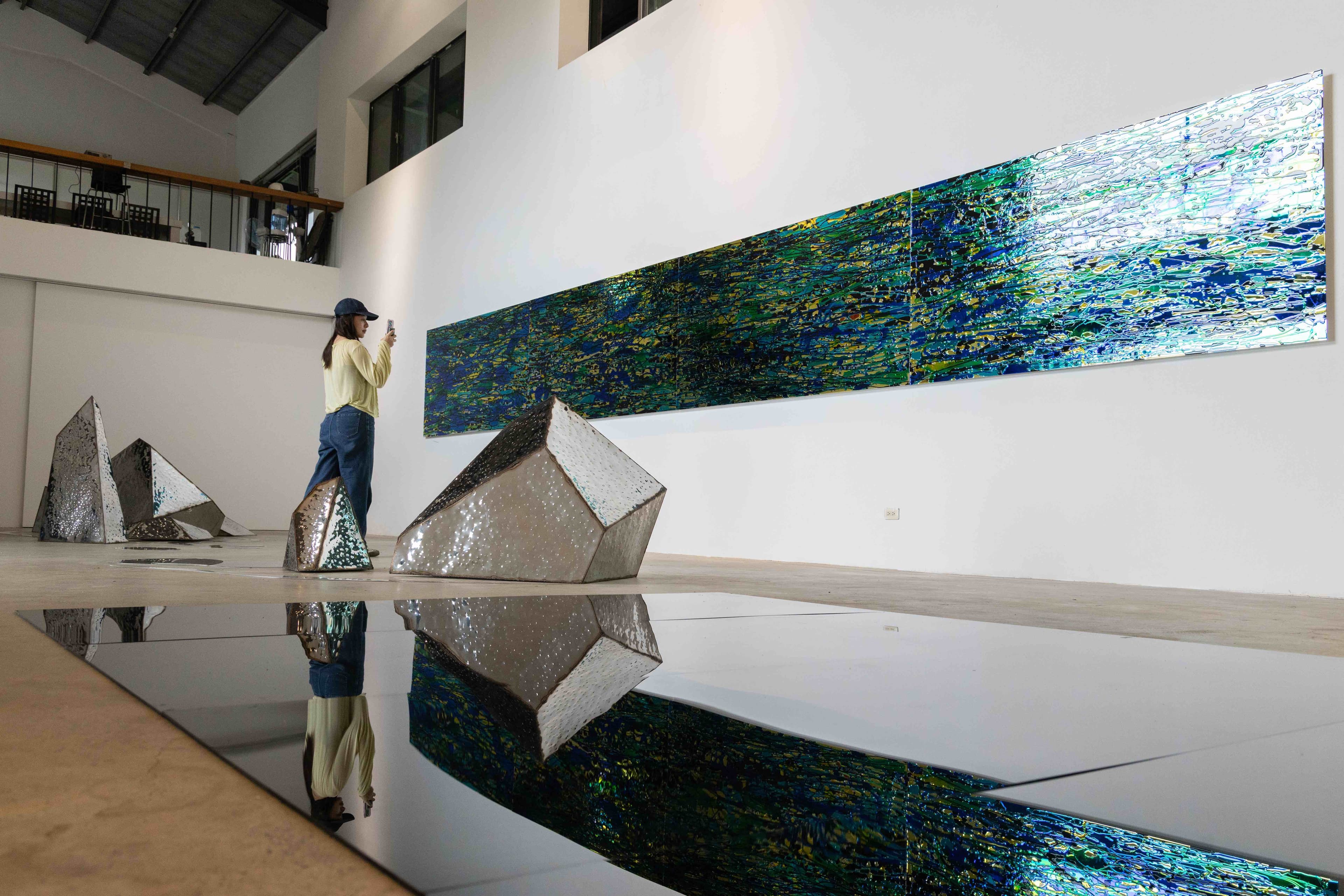 賴純純的創作核心圍繞「空間與人的關係」，觀展者每一次移動，都會改變觀看的視角與感知。