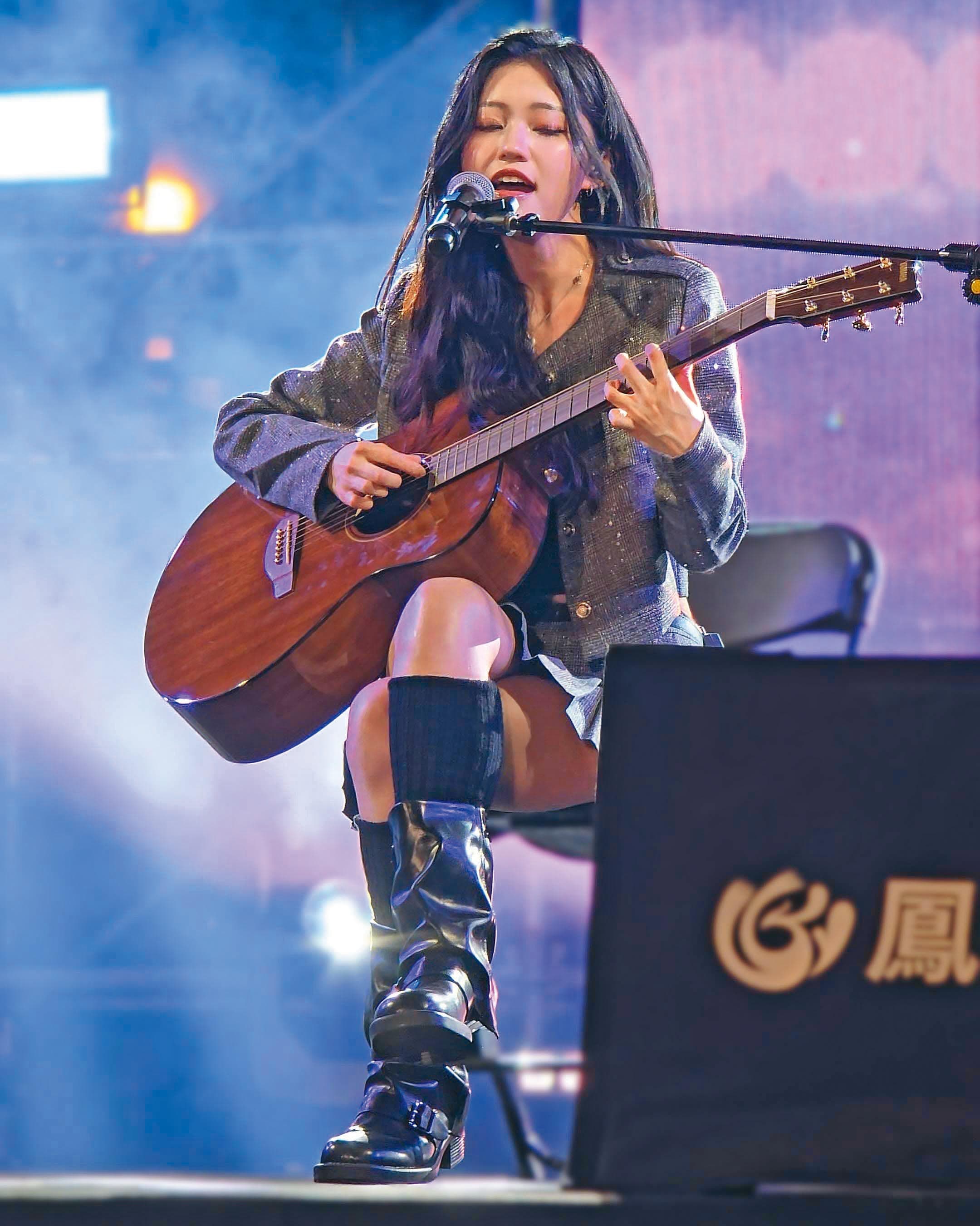 郭嘉誼在商演上自彈自唱,表演自己的創作曲。(翻攝自chiayi727 IG)