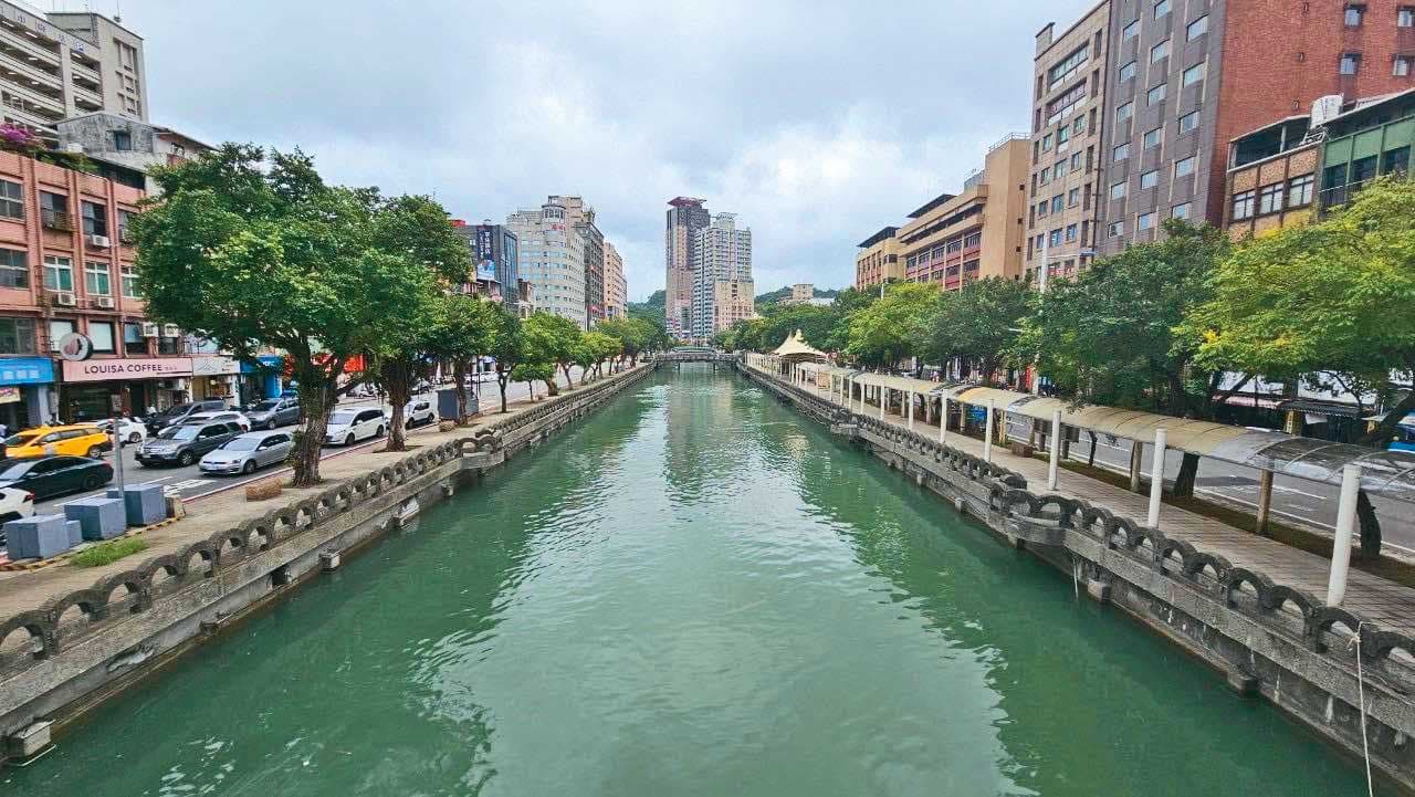 田寮河是台灣第一條人工運河，流經廟口夜市等基隆心臟地帶後匯入基隆港。（翻攝童子瑋臉書）