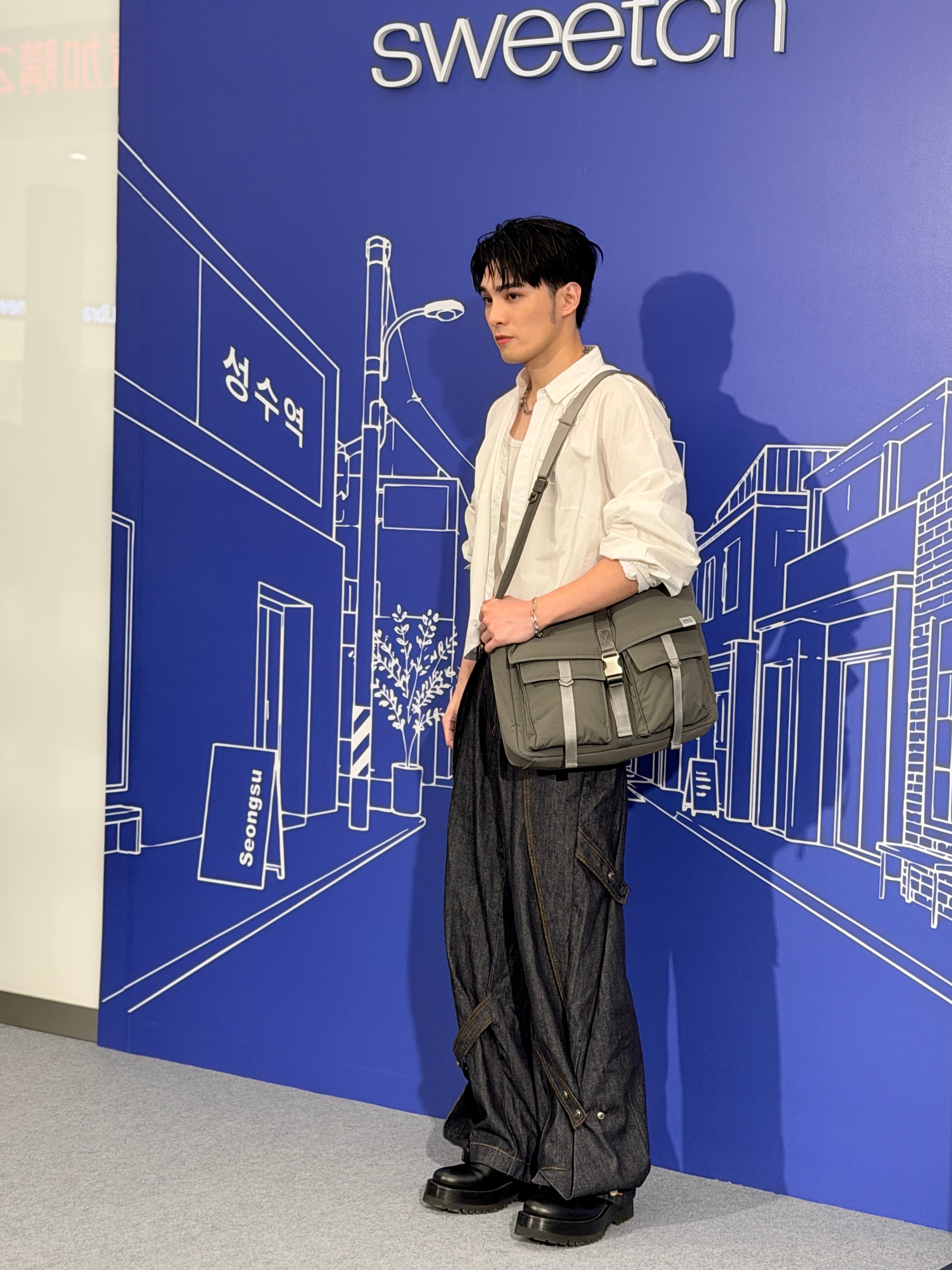 黃偉晉形容自己是喜歡帶非常多東西出門的人，所以在外一定會帶大包包。（陳慧明攝）       