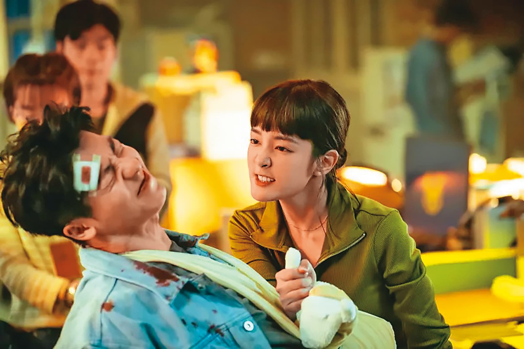 王淨(右)除了主演破億國片《關於我和鬼變成家人的那件事》,也和原班人馬許光漢(左)演出《正港分局》。(Netflix提供)