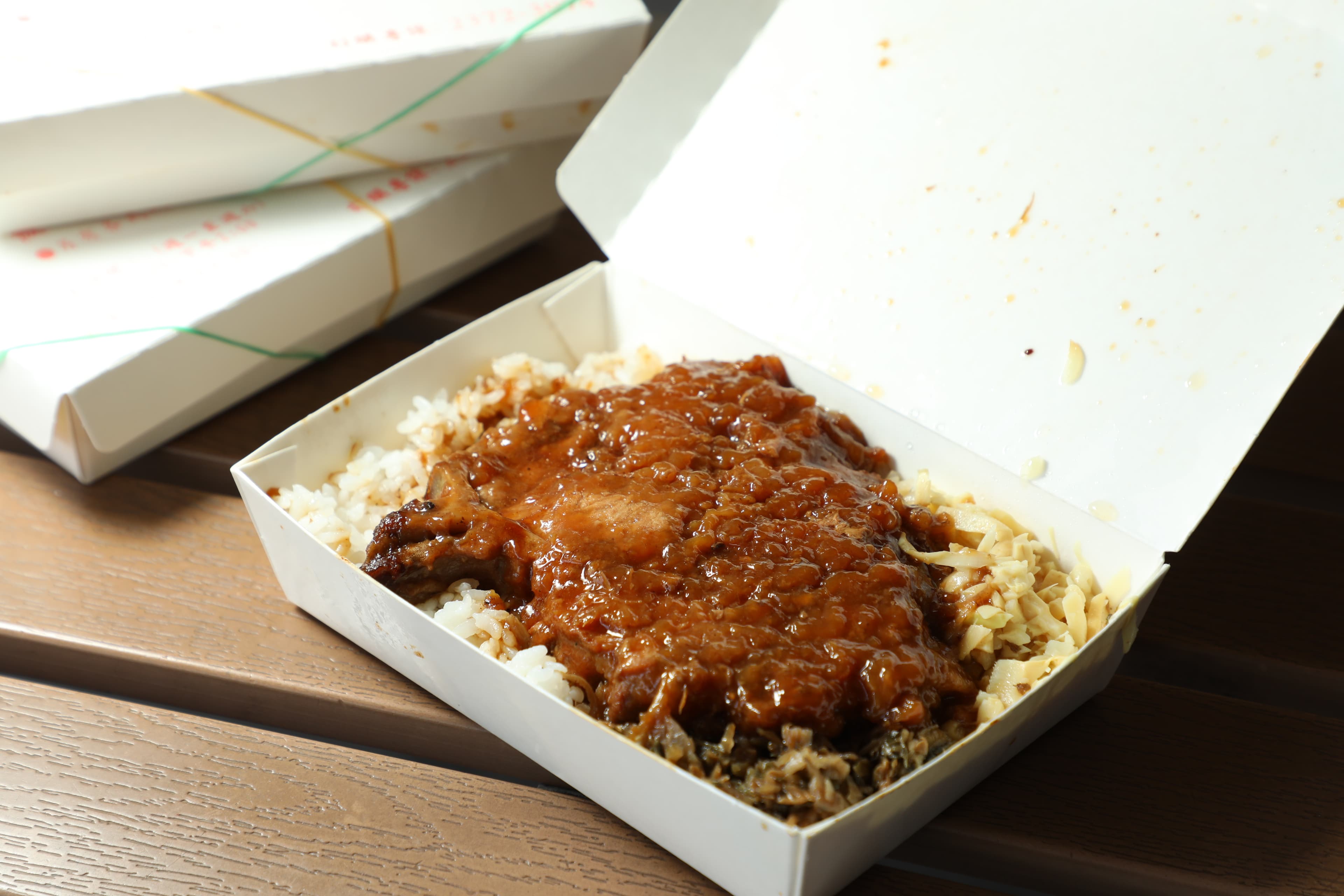 「排骨飯」肉排厚實、大塊，很有滿足感。（140元／份）