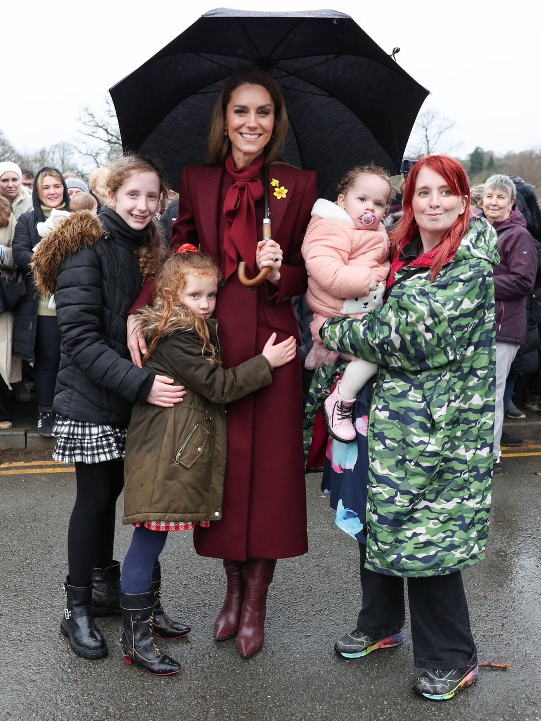 當天陰雨綿綿，但凱特仍受到當地民眾歡迎。（翻攝princeandprincessofwales IG）