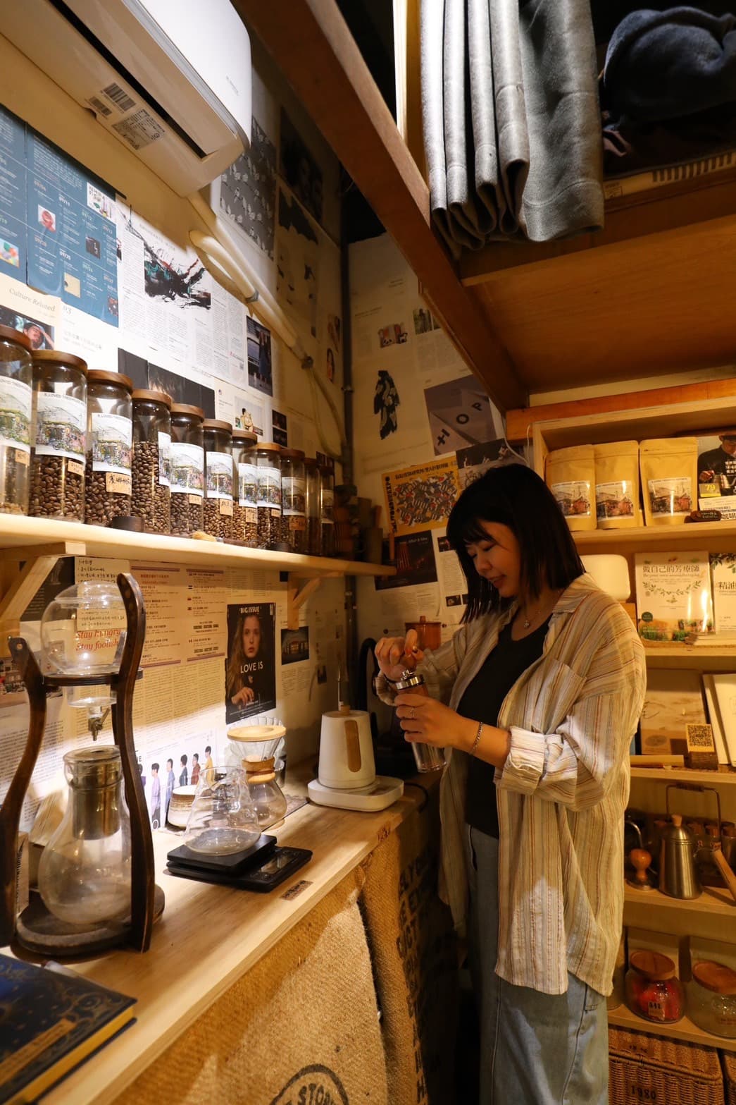 「護城河畔的樹屋書店」提供了超過十支的精選咖啡豆，讓來訪客人可以自行沖煮。