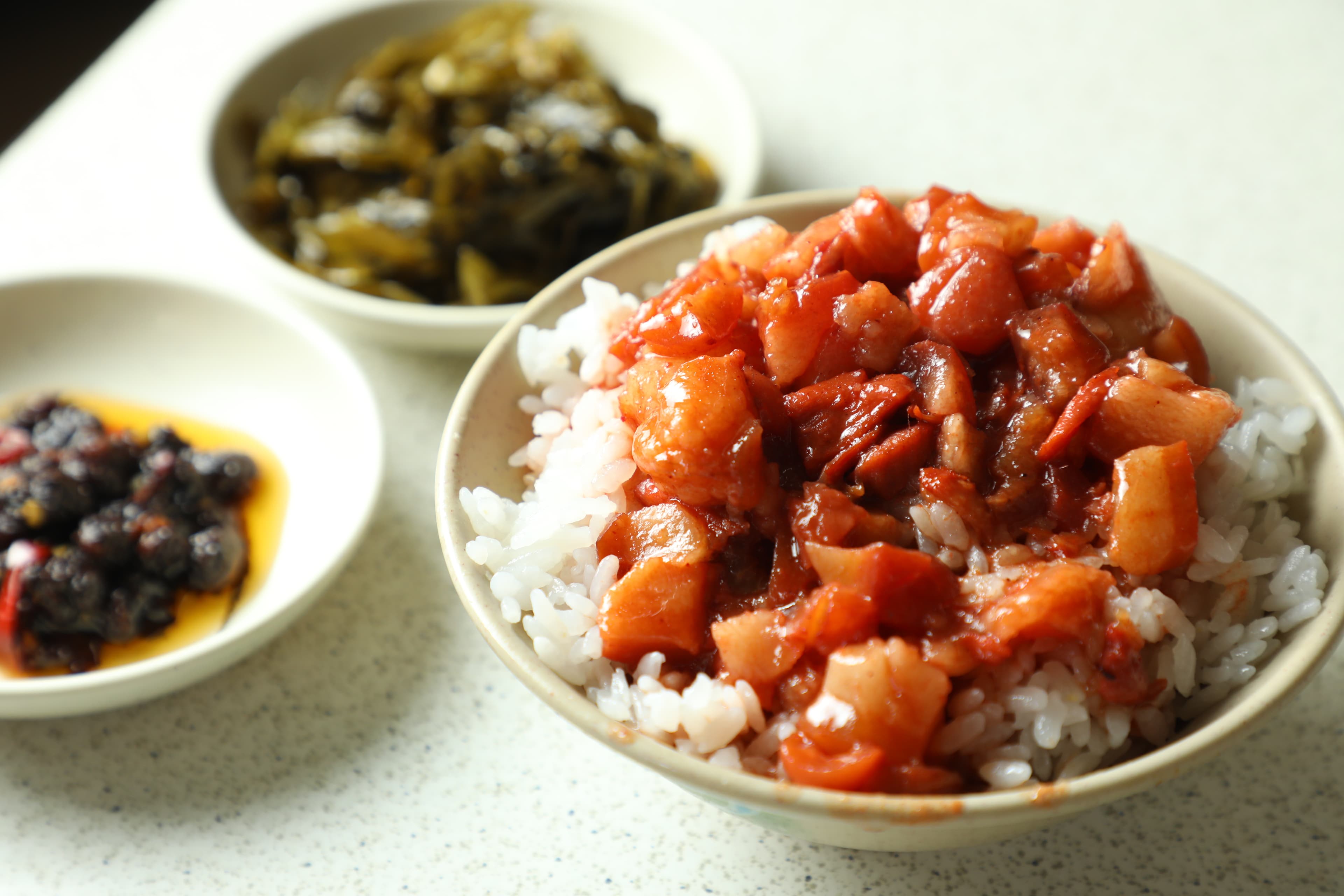 「肉燥飯」的滷肉油潤軟綿，微微黏口，有淡淡紅糟香氣。（60元／碗）