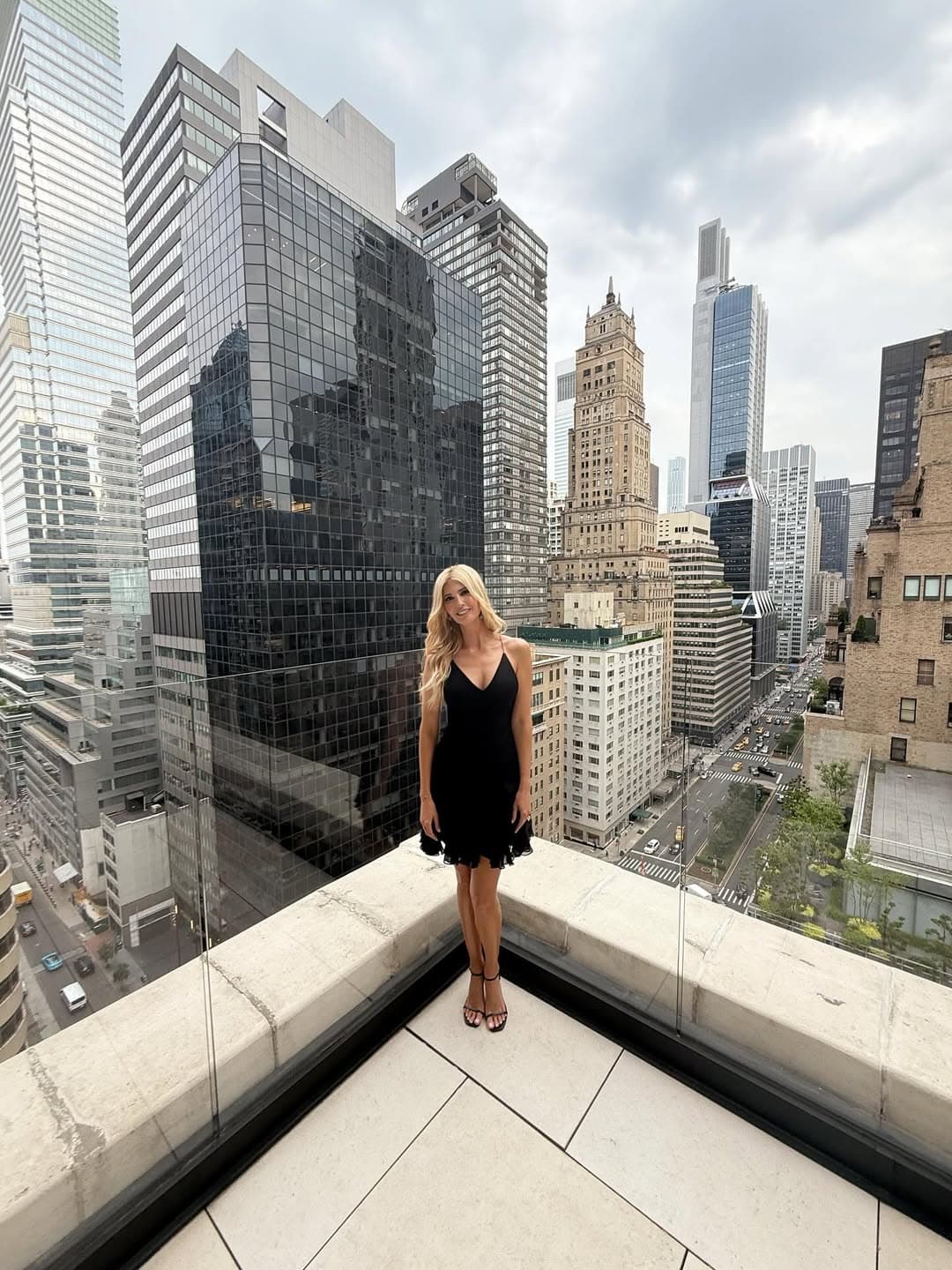 伊凡卡在紐約穿爆乳裝，凸顯好身材。（翻攝ivankatrump IG）