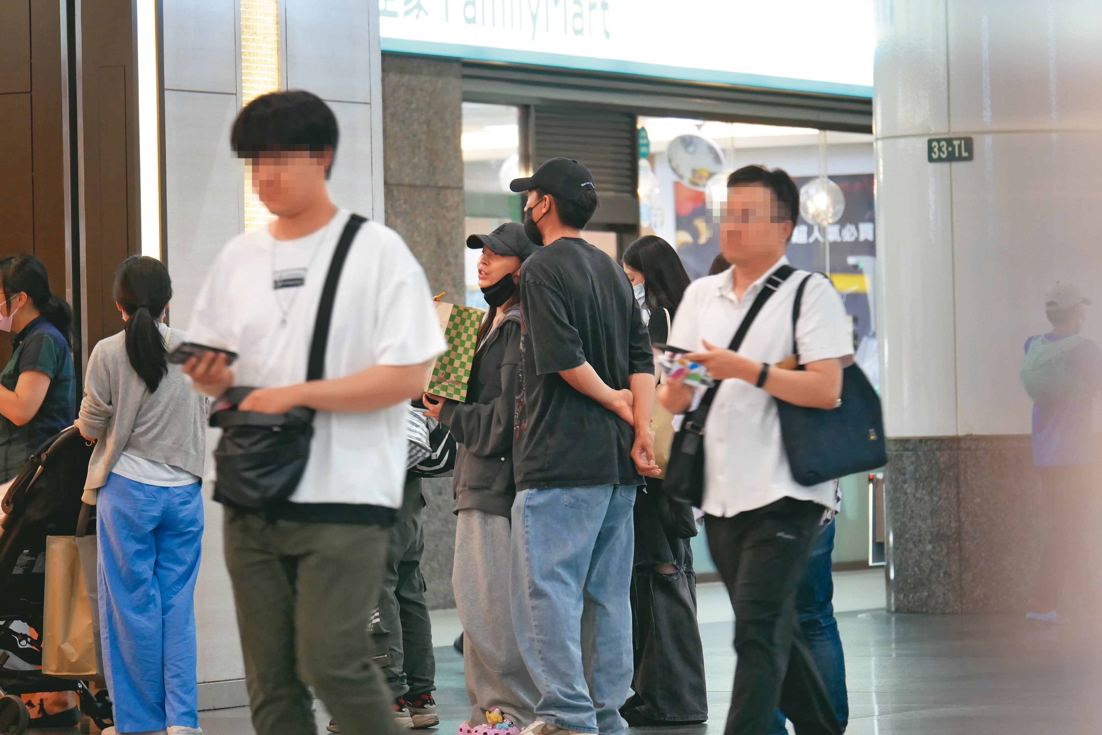 林襄又拉下口罩，顯示她跟馬傑森約會也可以素顏著出門。