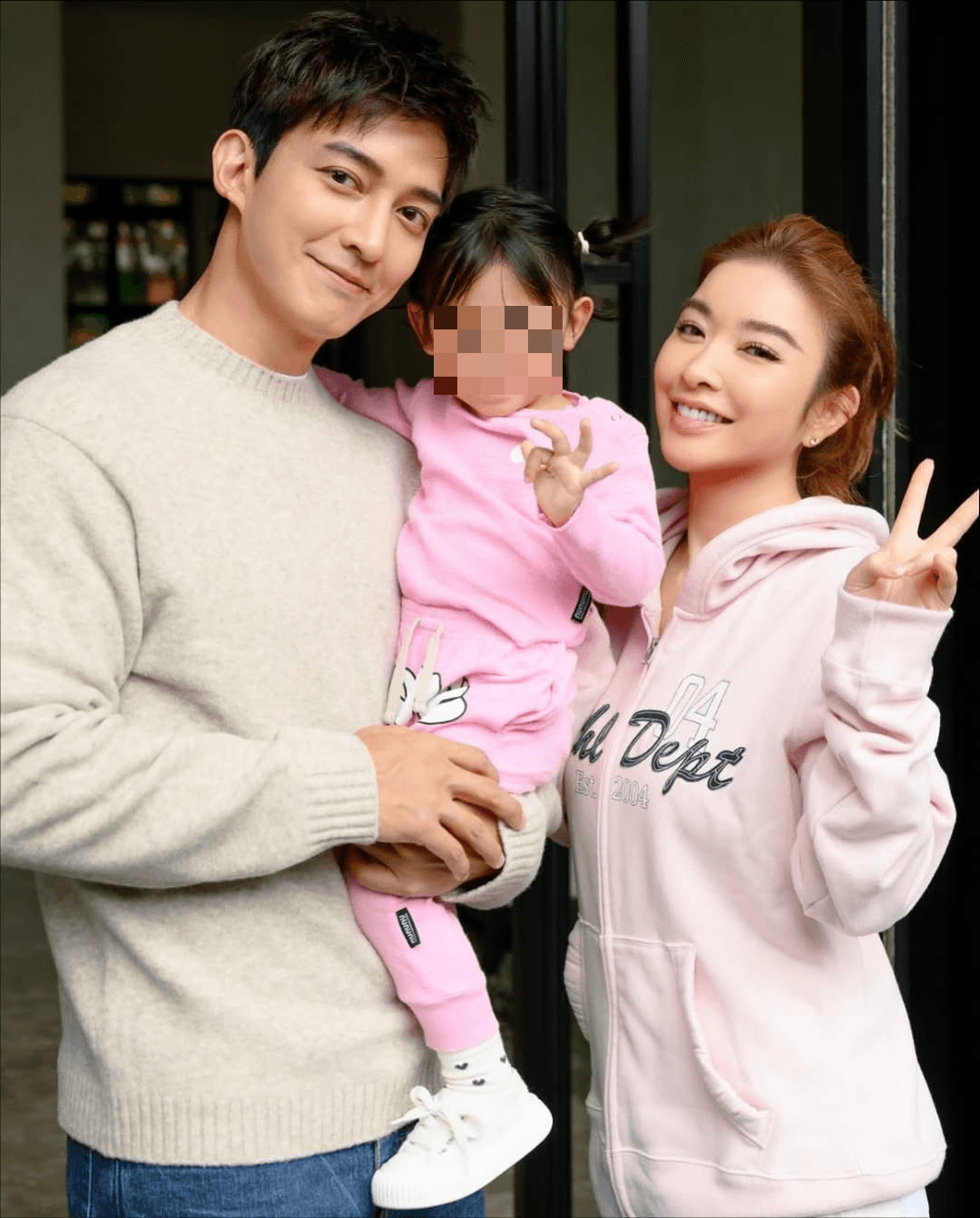 許維恩與王家梁婚後育有1女,一家三口幸福美滿。(翻攝sharon701111 IG)