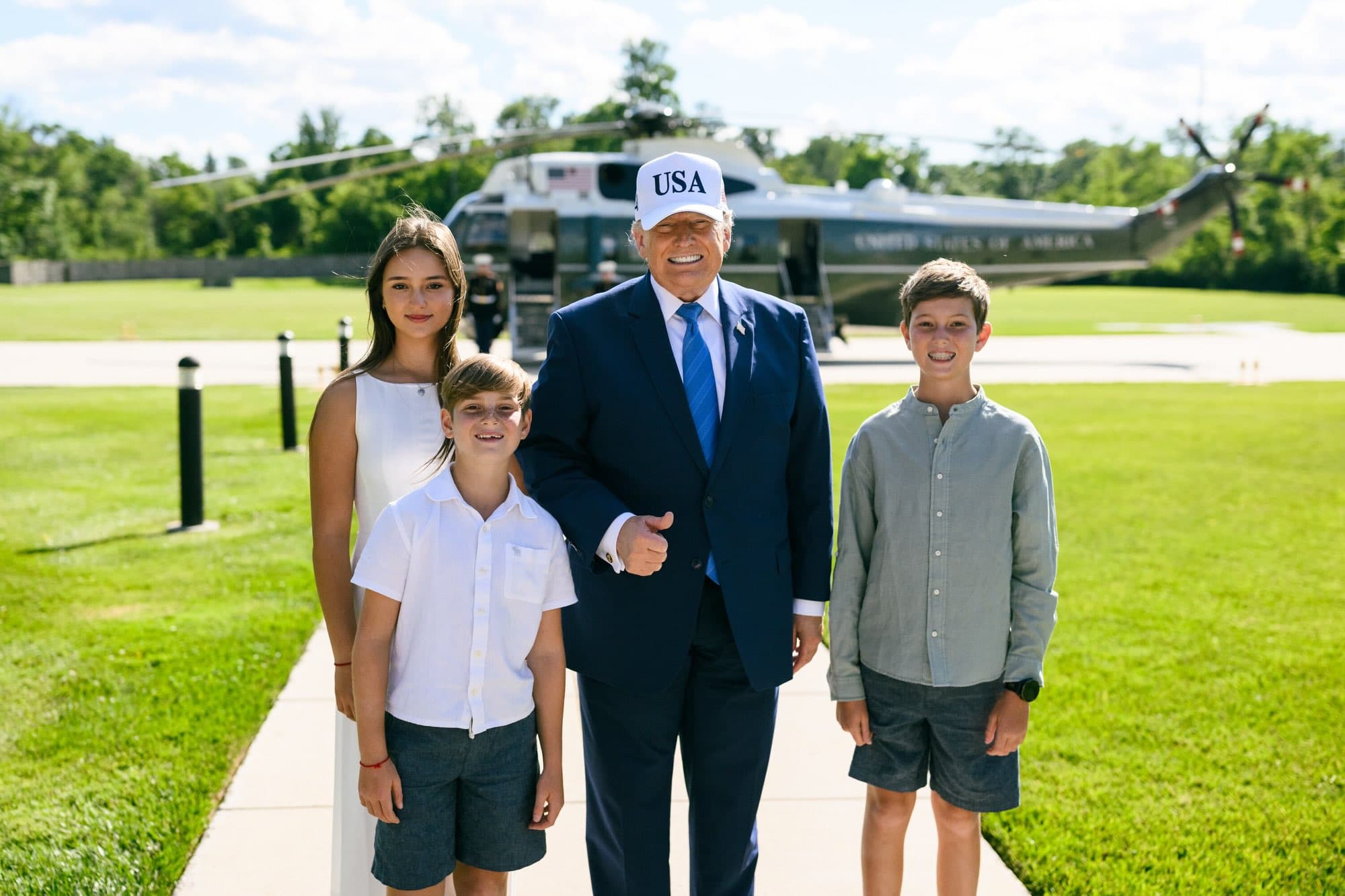 阿拉貝拉與兩名弟弟陪同外公川普合影留念。(翻攝ivankatrump IG)