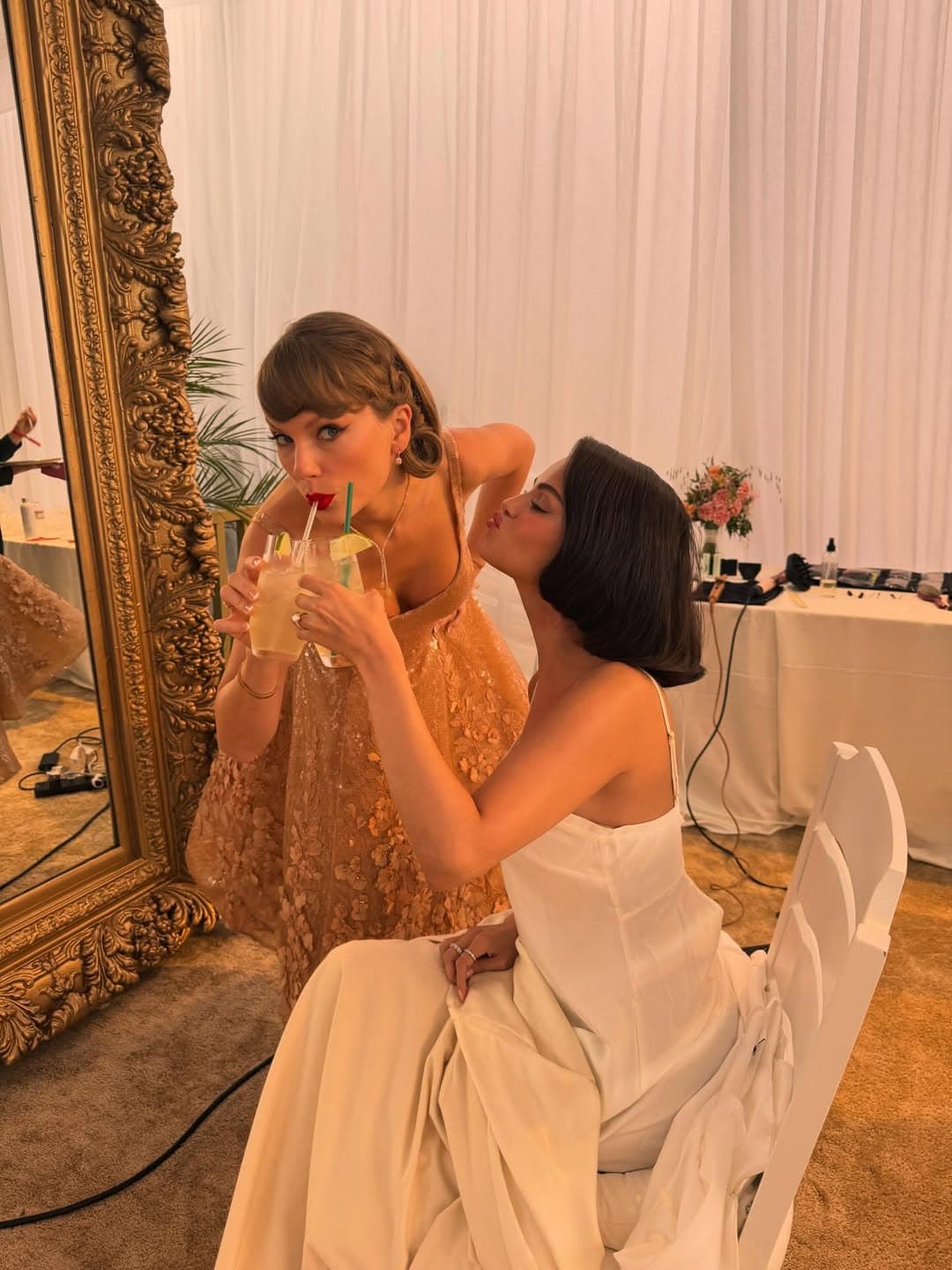 席琳娜（右）上月底舉行婚禮，泰勒絲（左）受邀出席。（翻攝selenagomez IG）