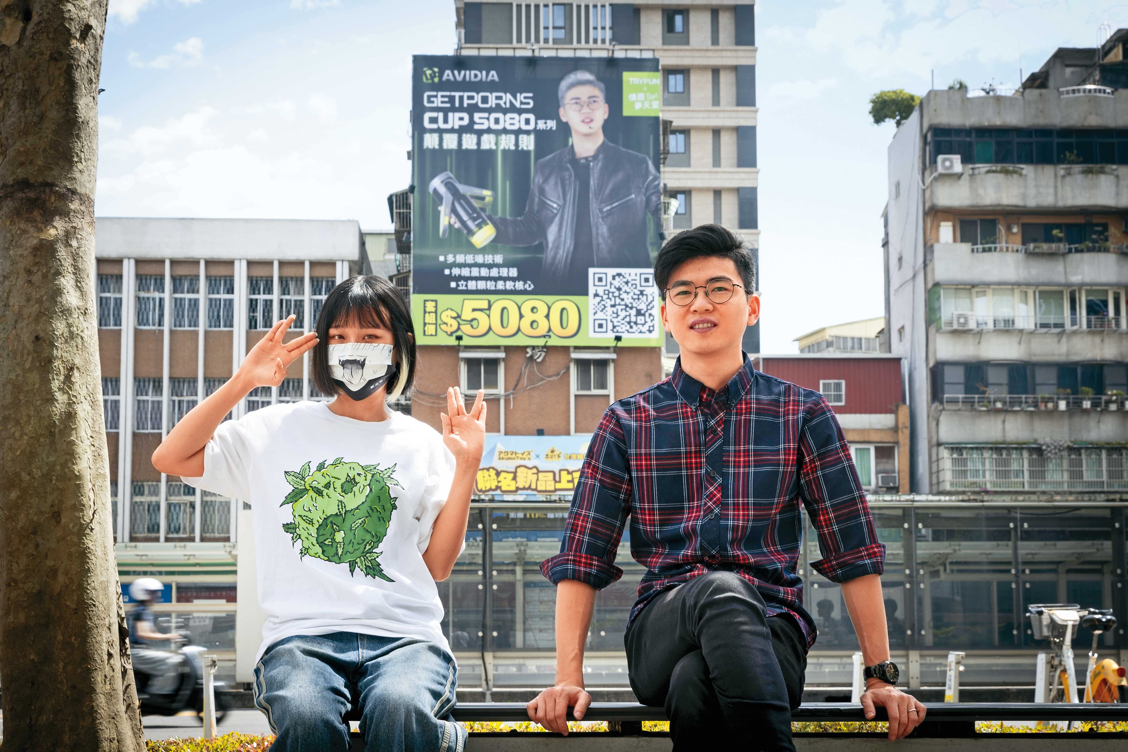 長鄭龍駿(右)、企劃專員陳彥竹(左)表示,即便外牆廣告在網路上爆紅,效益也頂多維持2週,因此每月固定換一次廣告。