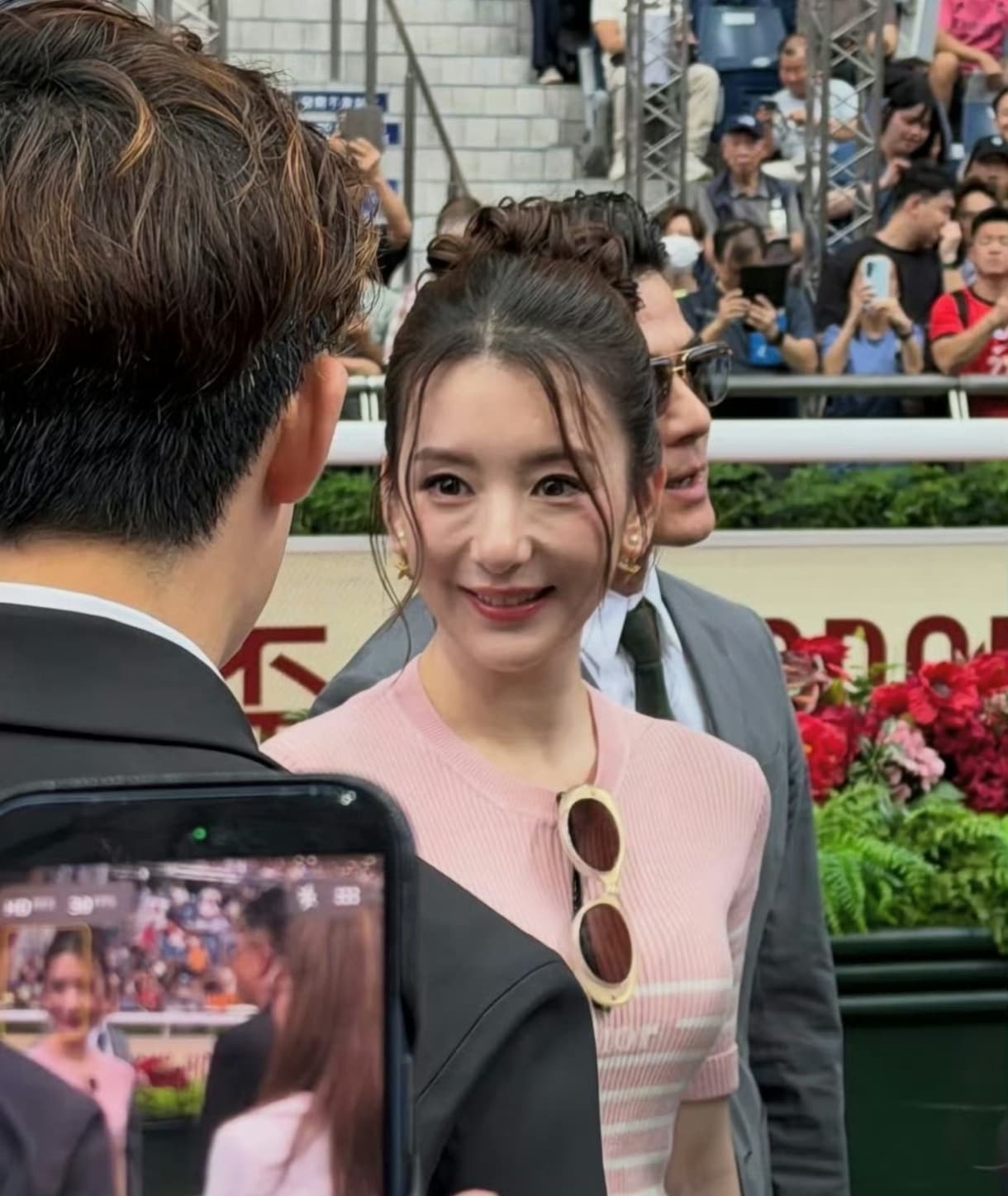 劉子儀po出的方媛近照零修圖,法令紋相當搶眼。(翻攝Threads@kellybaby603)