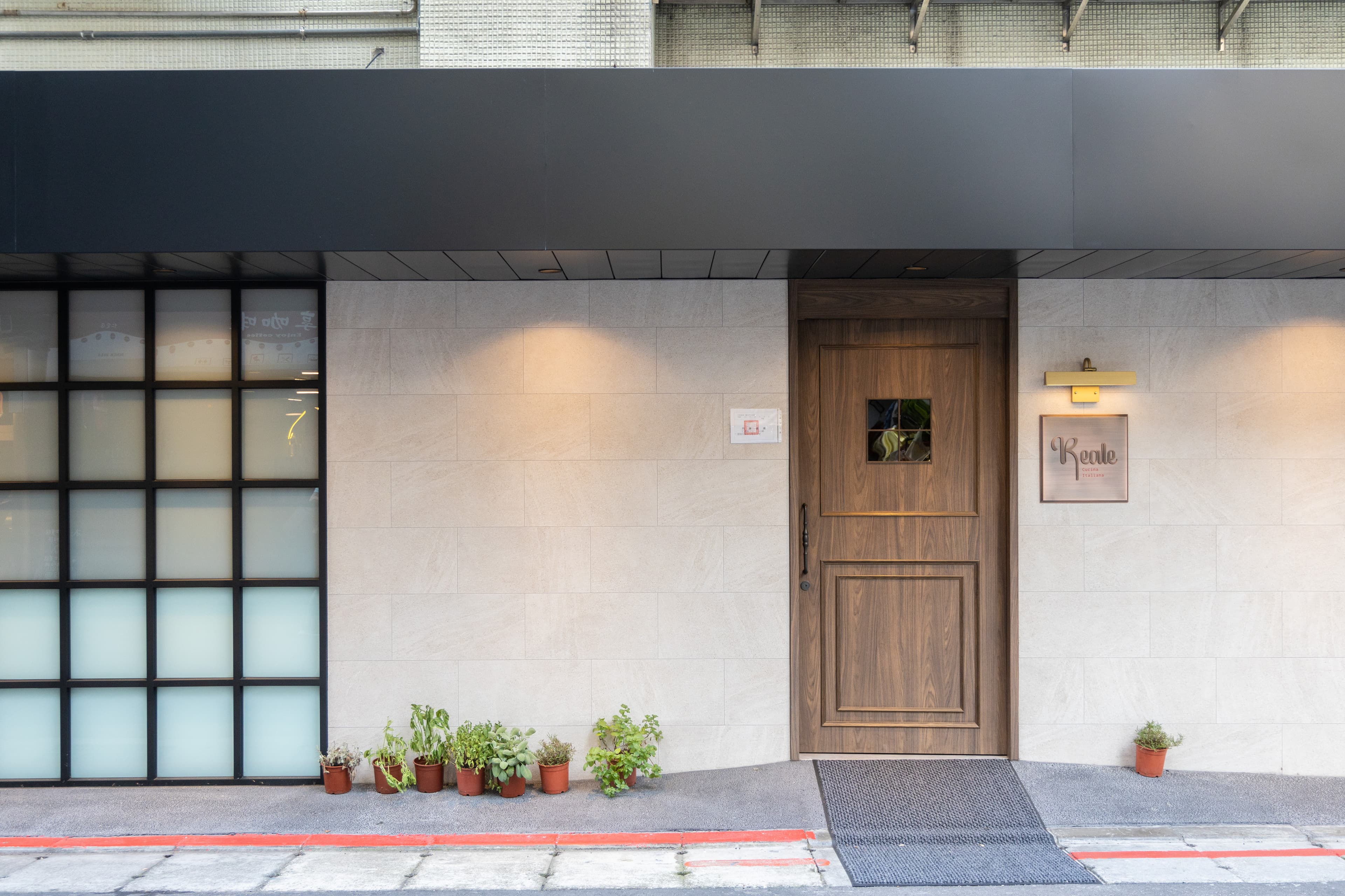 「Reale Cucina Italiana」的外觀像間低調的酒窖,推開小木門進去才知別有洞天。