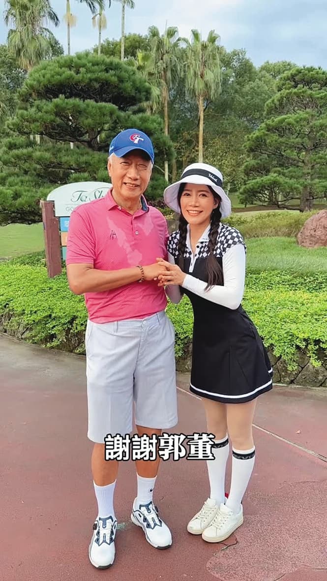 郭台銘(左)在球場遇到粉絲要求合照幾乎來者不拒。右為前中信兄弟啦啦隊的人氣成員廖小安。(翻攝自廖小安IG)