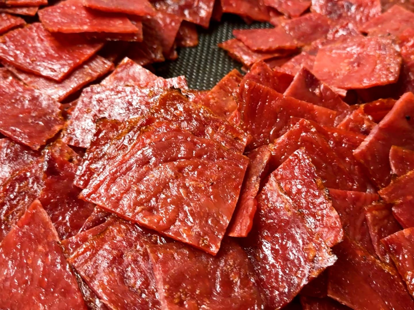 「招牌豬肉乾」使用台灣豬後腿肉製作，口味甜鹹適中，沒有難咬的筋膜。（360元／斤）