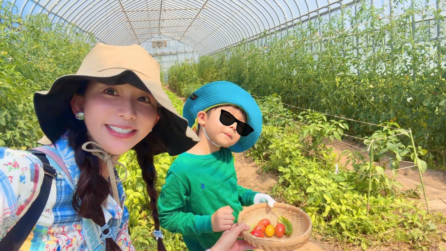 林志玲和兒子都戴上帽子，來場父親節農場體驗。（翻攝林志玲IG)