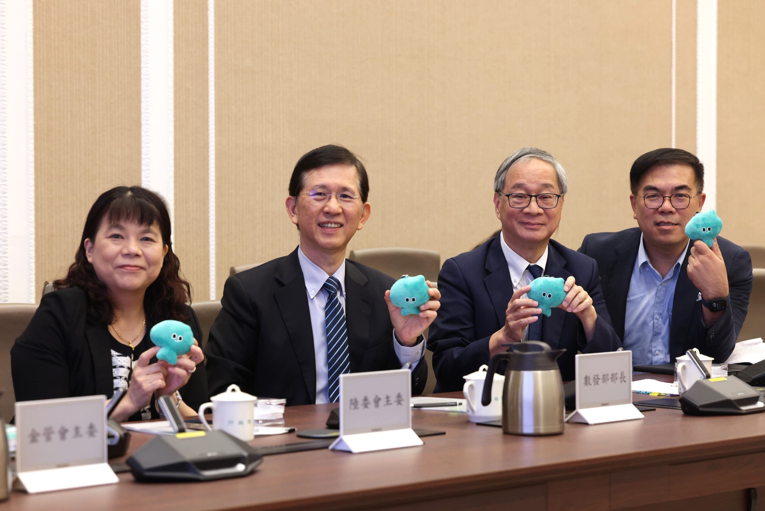 文化部長李遠（右2）致贈吉祥物「a-We痛包」給部會首長。（文化部提供）