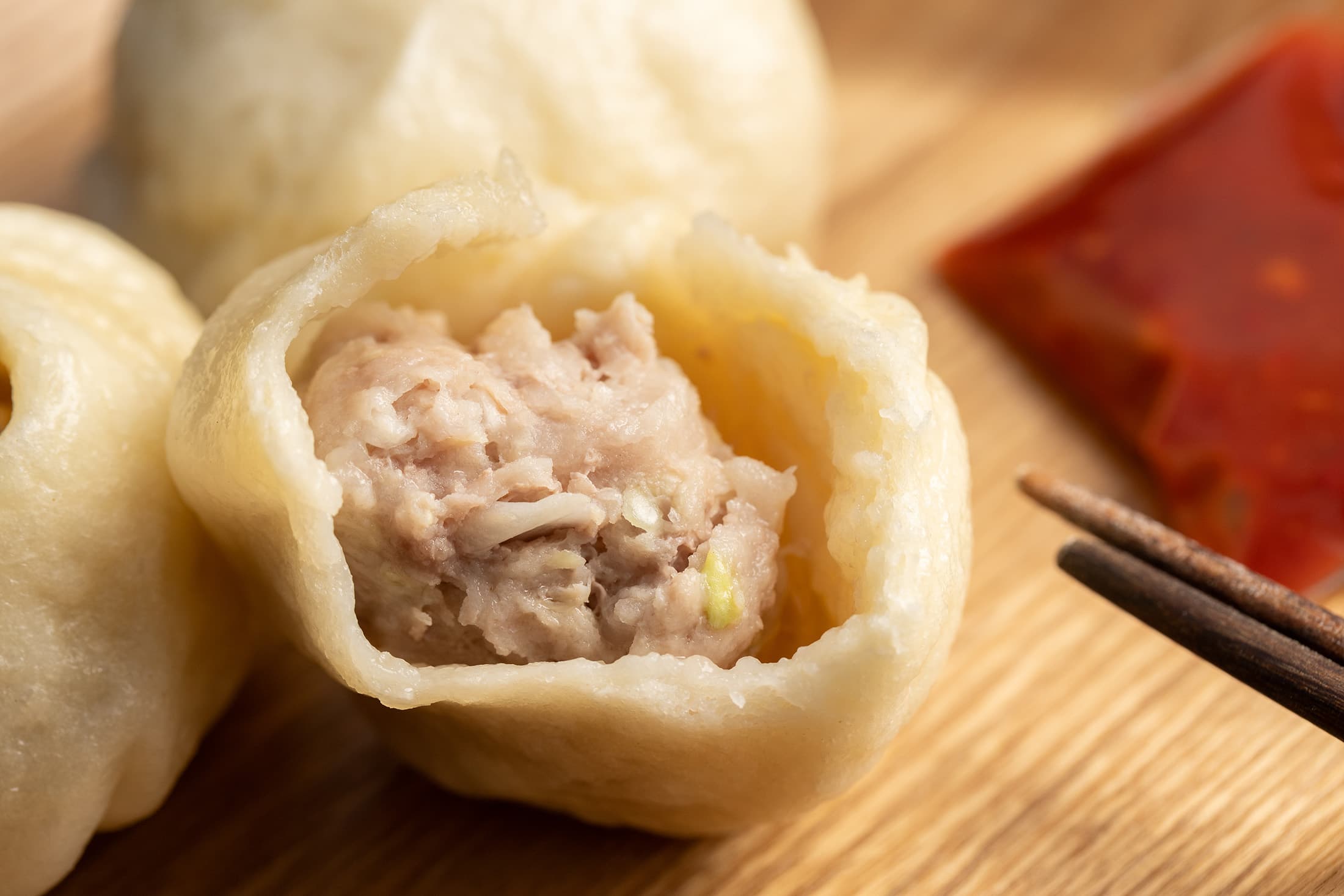 小籠包的內餡以豬後腿肉、薑泥與高麗菜末製作。