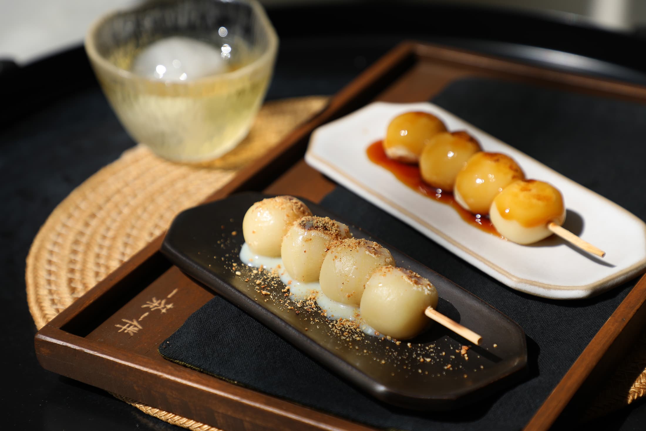 由老闆特製的「烤糰子」，口感Q彈。（60元／串）