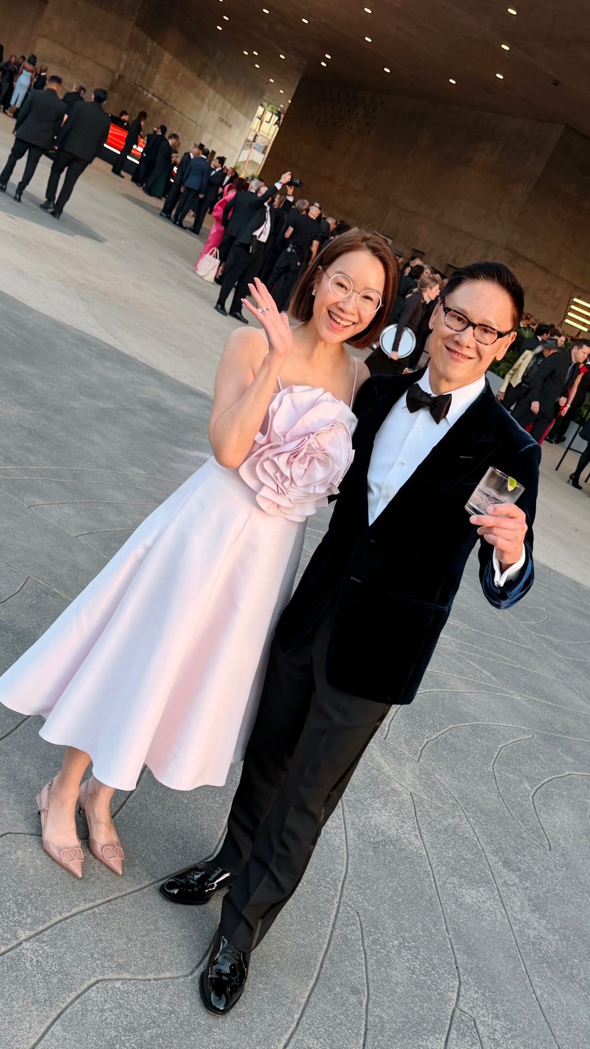 吳丹鳳（左）是瓦城泰統集團創辦人徐承義（右）的妻子。（翻攝kellyywoo IG）