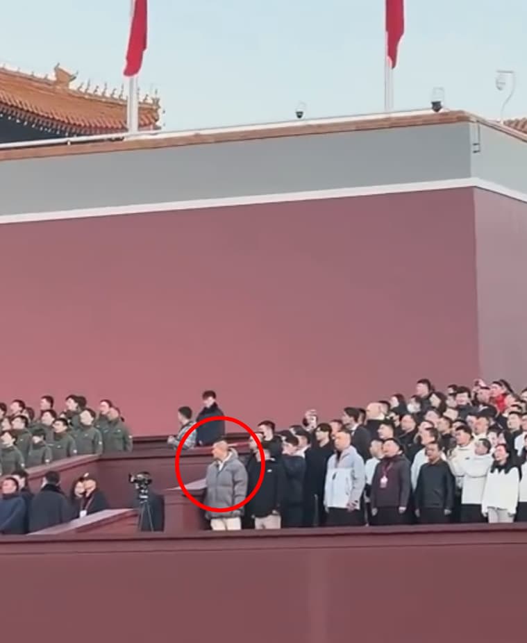 中國有民眾也拍下館長觀禮畫面。（翻攝微博）