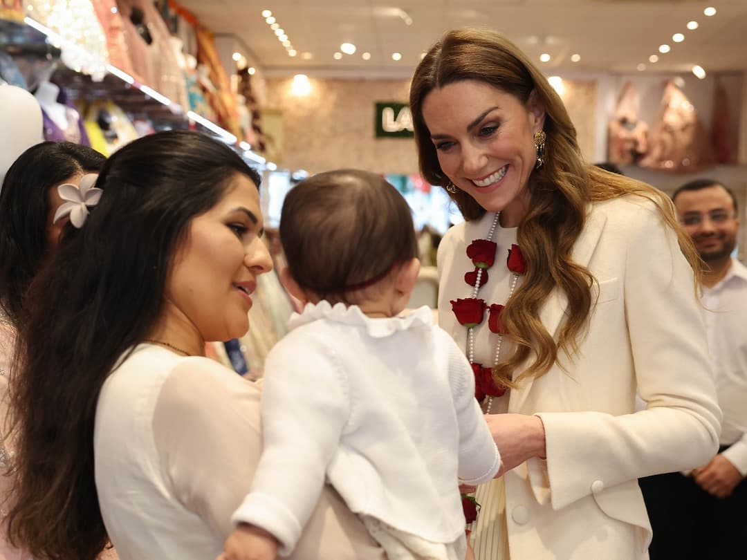 凱特與印度小寶寶互動，展現親民。（翻攝princeandprincessofwales IG）