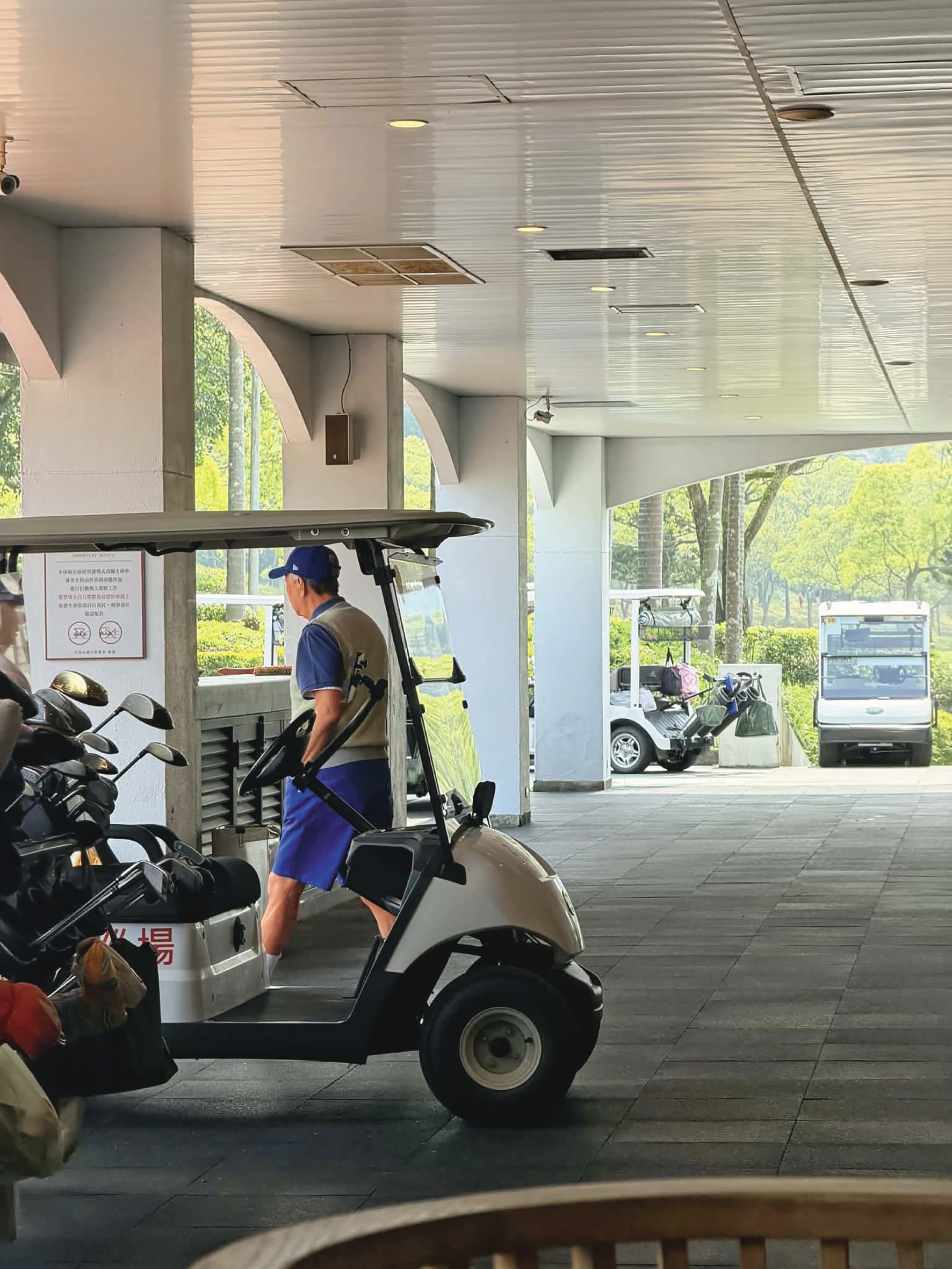 13:05,郭台銘怕被拍到親暱畫面,乾脆捨棄球車走路。