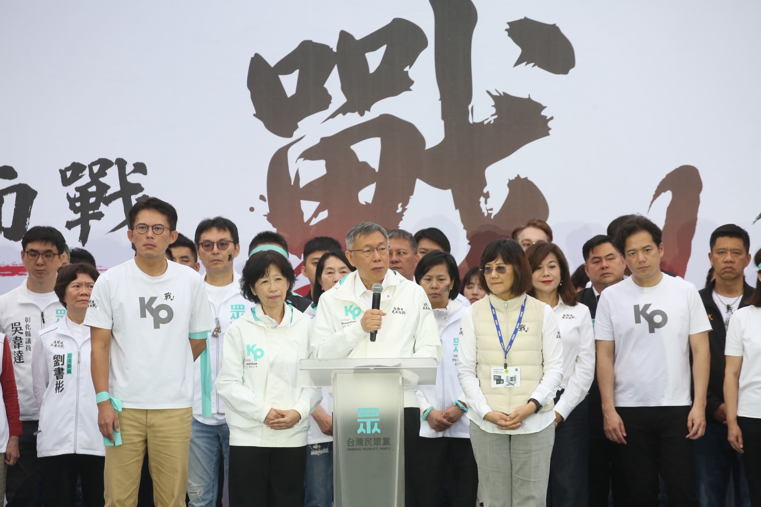 柯文哲最後在黃國昌、陳佩琪等人陪同下走上舞台，向小草們發表演說。（鏡報董孟航）