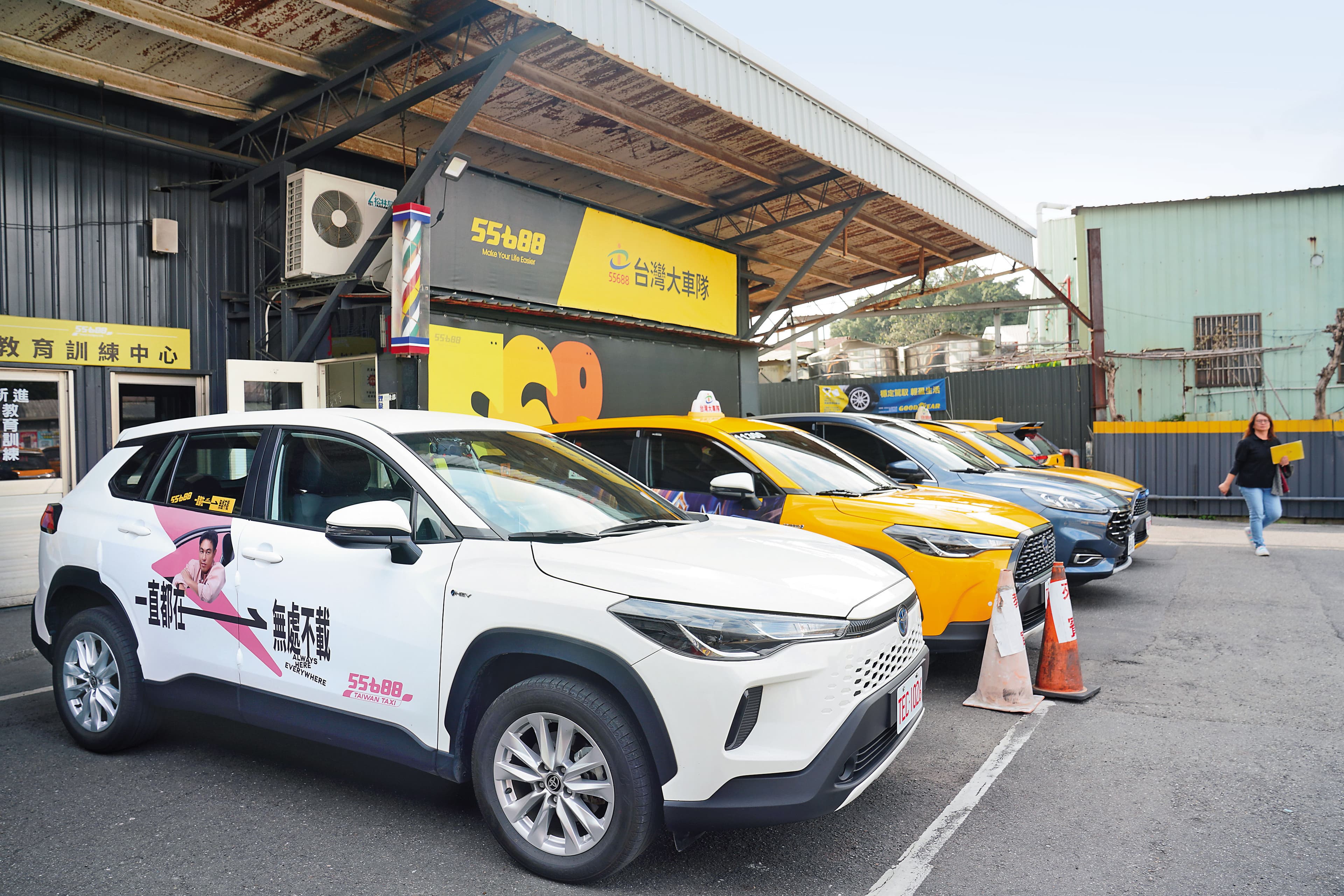 台灣大車隊司機數量目前穩居全台第一,小黃和多元計程車雙軌經營。