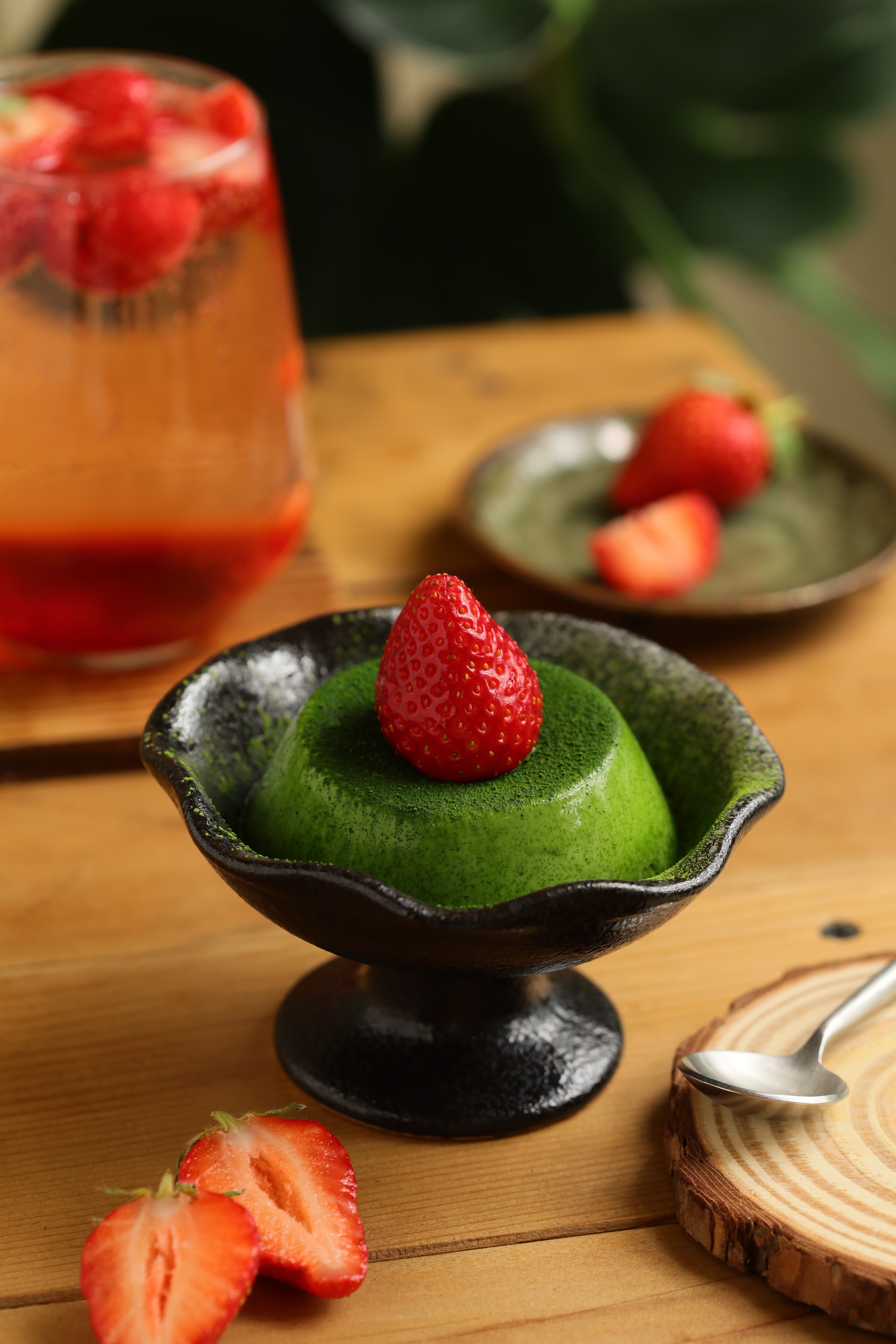 製作過程不加蛋的「抹茶布蕾」（前，150元／份），口感滑順入口即化，可搭配草莓風味的「水果氣泡飲」（後，150元／杯）。