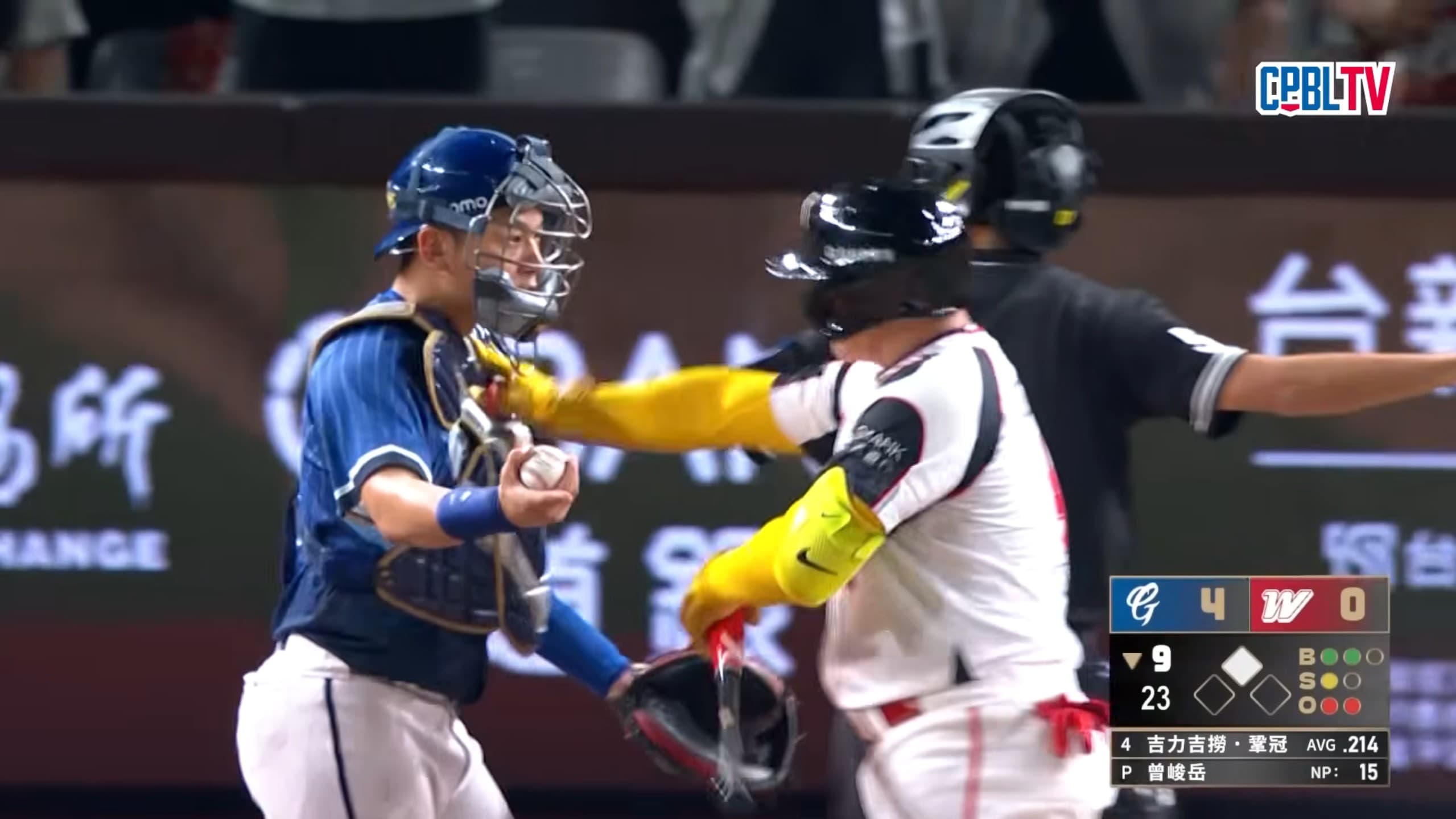 吉力吉撈.鞏冠(右)與戴培峰(左)起衝突。(翻攝CPBL YT)