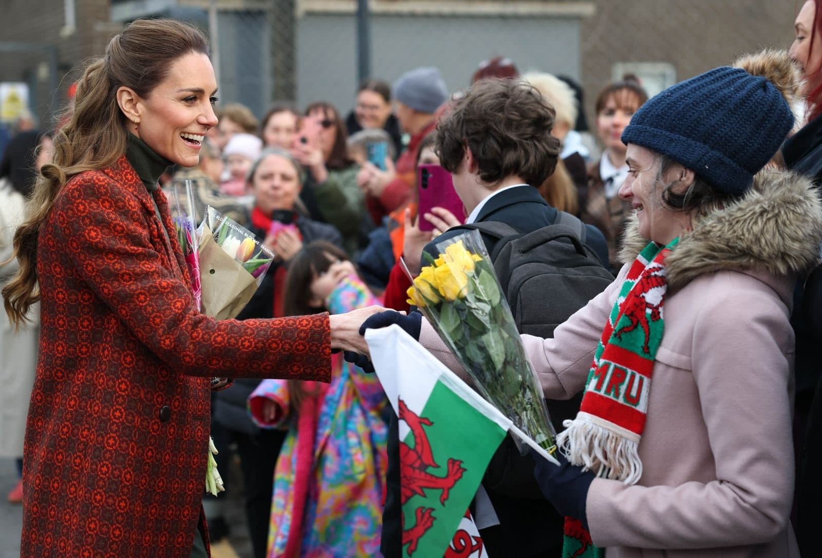 凱特在行程中與當地民眾互動，展現親切笑容。（翻攝@KensingtonRoyal IG）