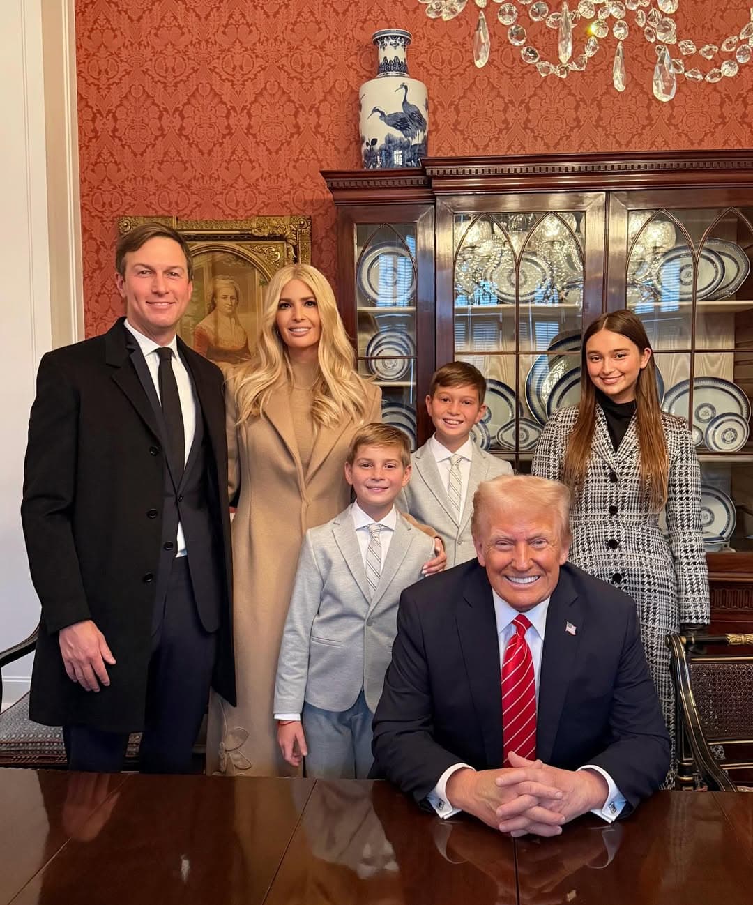 伊凡卡一家五口，和總統老爸川普合照。（翻攝ivankatrump IG）
