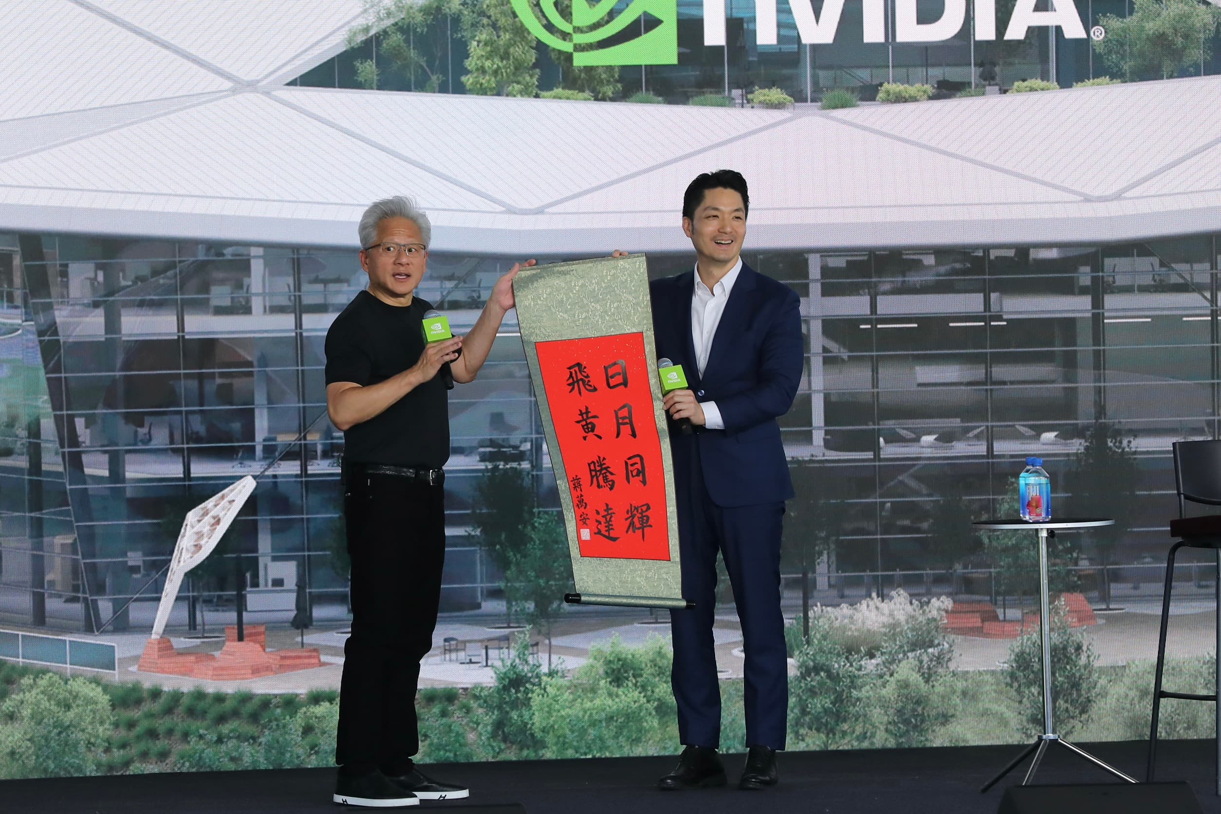 蔣萬安送給黃仁勳親筆書法卷軸，上頭寫著「日月同輝，飛黃騰達」。