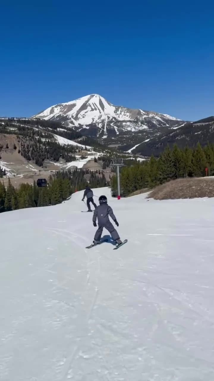 梅根曬出亞契和哈利的滑雪背影,大讚兒子學得很快。(翻攝meghan IG)