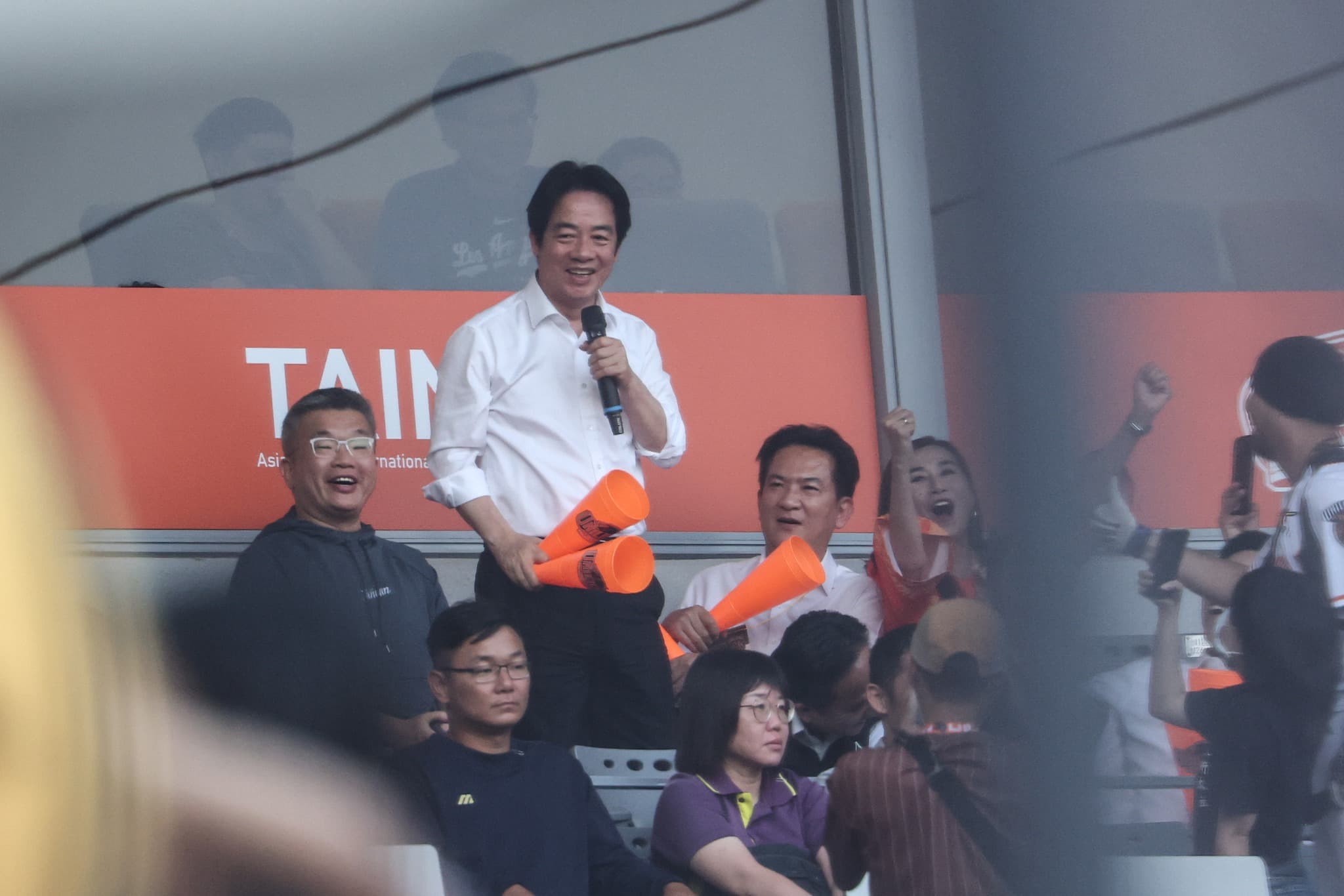 總統賴清德今現身場邊觀賽，也分別到兩隊關心球員。（翻攝自統一獅官方粉絲團臉書）