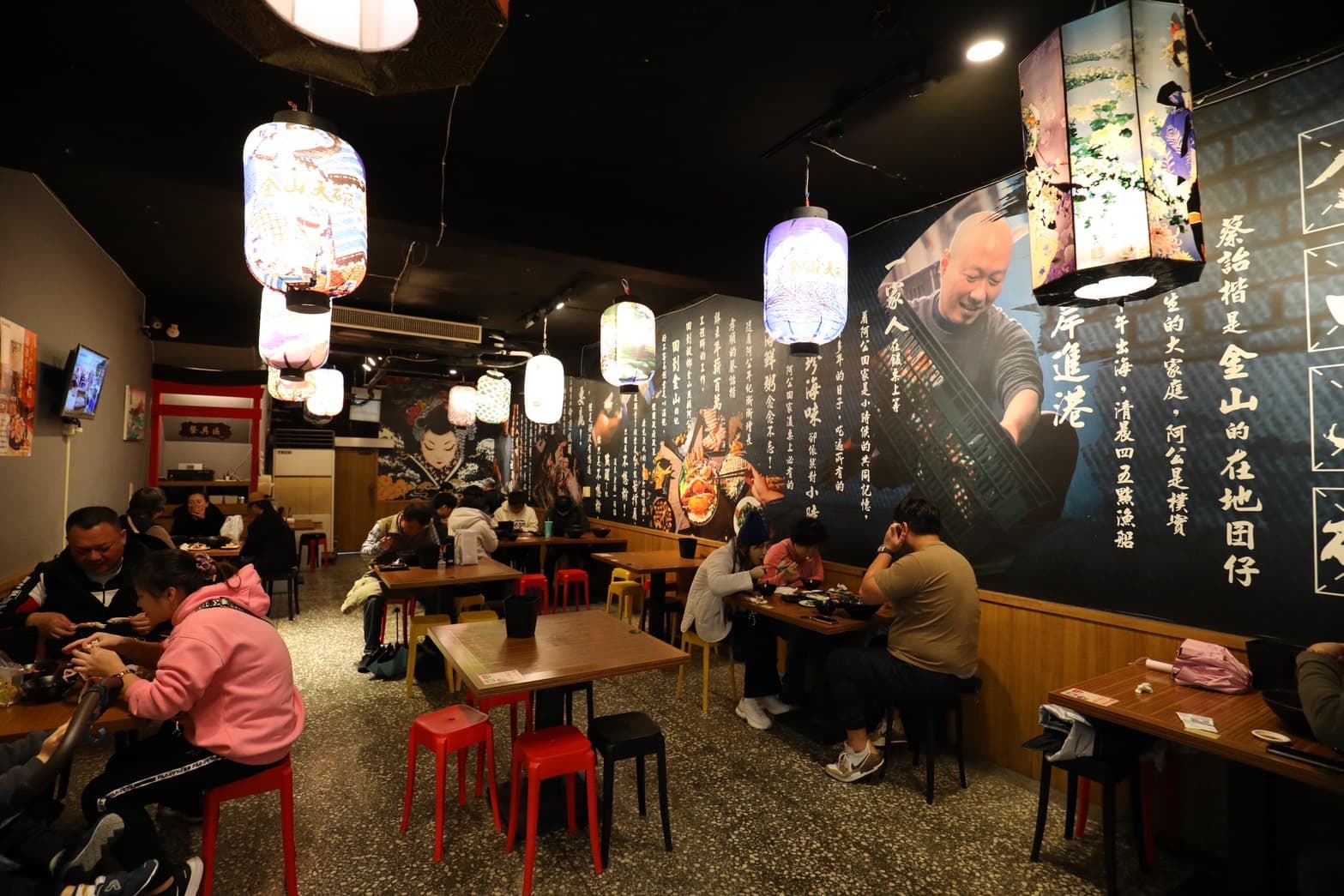 「金山大碗螃蟹」座位數多，用餐環境寬敞舒適。 
