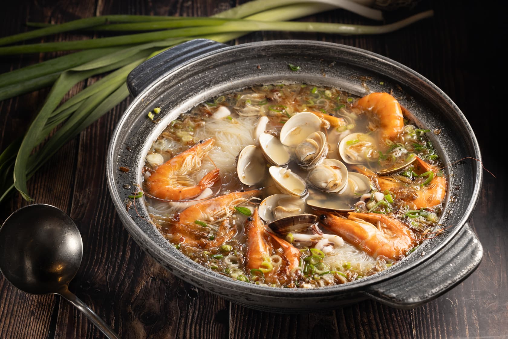 招牌必點的「海味海鮮米粉鍋」以鮮味無添加滿足饕客。（350元／中份）